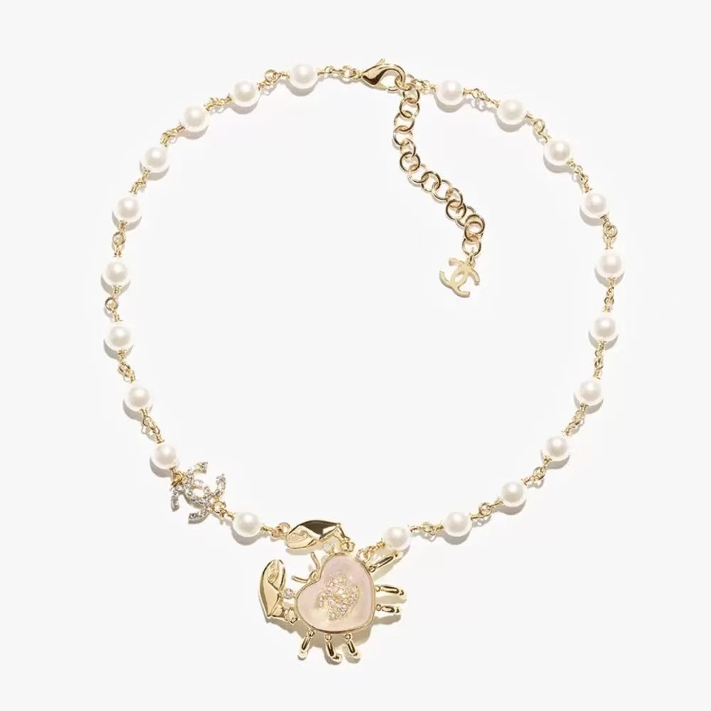 NO:102662,Xiaoxiang's new pearl rhinestone pink love crab pendant necklace, Chanel necklace, chanel, necklace19860909小香新款珍珠水钻粉色爱心螃蟹吊坠项链,香奈儿项链,chanel,necklace,Jewelry
