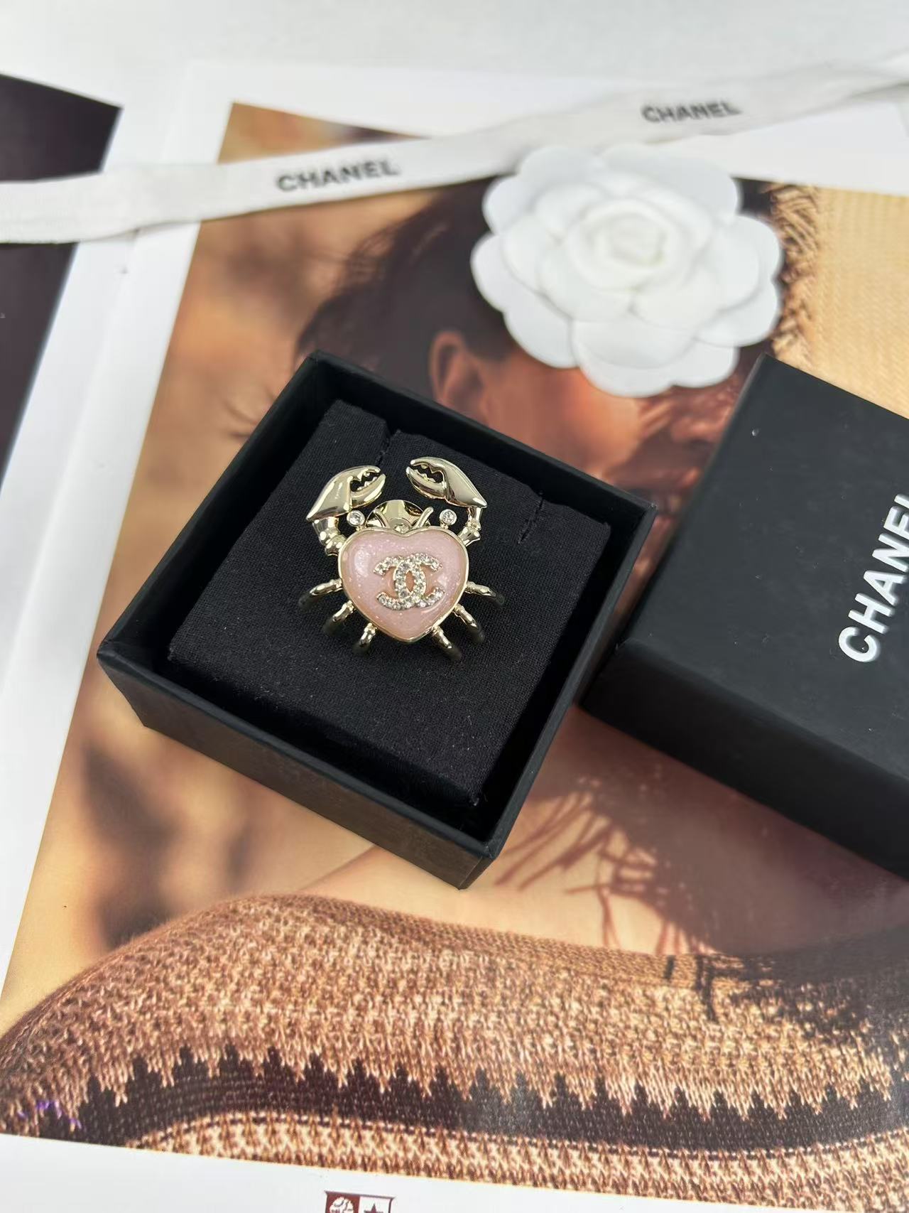 NO:359603,Xiaoxiang new style pink love double c full diamond crab three-dimensional brooch, Chanel brooch, chanel, brooch, breastpin19860909小香新款 粉色爱心双c满钻螃蟹立体胸针,香奈儿胸针,chanel,brooch，breastpin,Jewelry