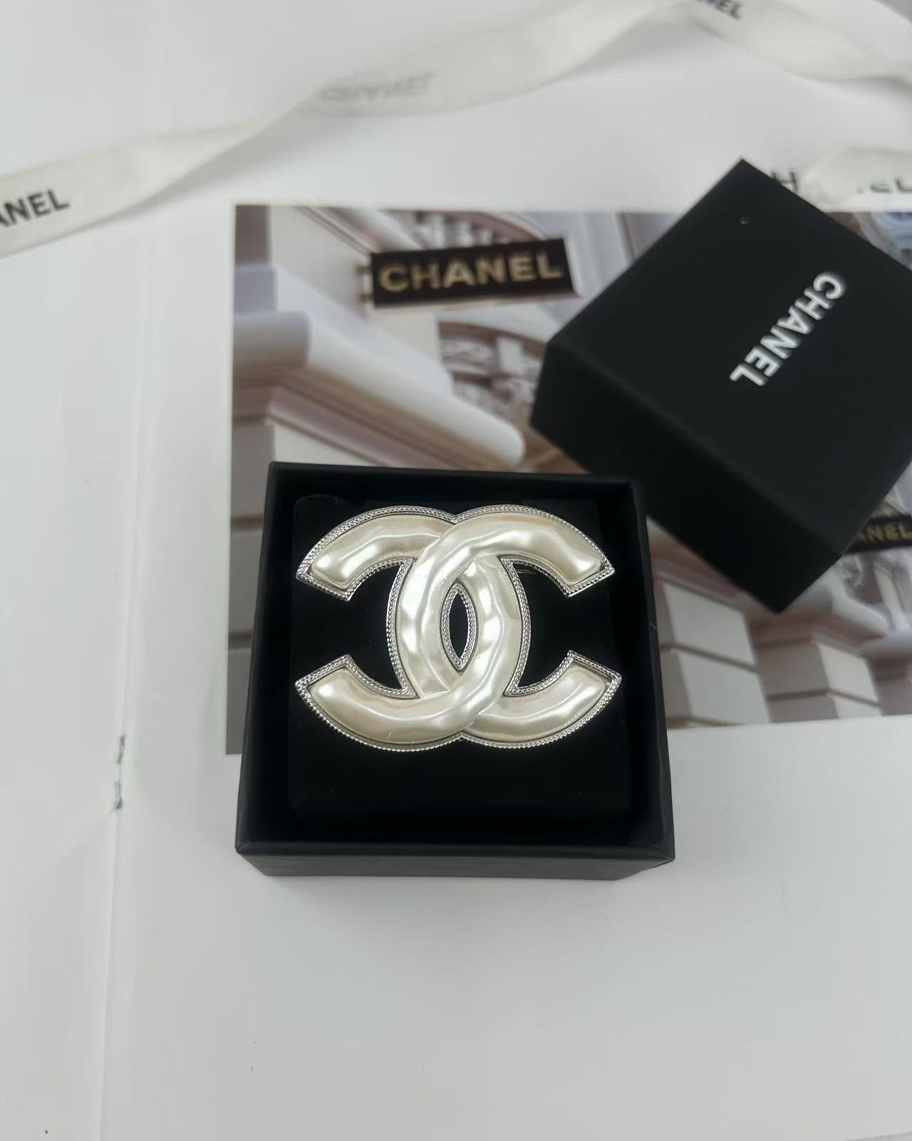 NO:541715,Xiaoxiang 25C early spring new style white resin classic double c brooch, Chanel brooch, chanel, brooch, breastpin19860909小香25C早春新款 白色树脂经典双c胸针,香奈儿胸针,chanel,brooch，breastpin,Jewelry
