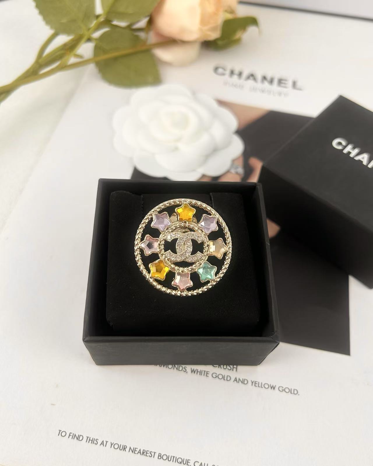 NO:103975,Xiaoxiang new style round hollow five-pointed star colored diamond double c brooch, Chanel brooch, chanel, brooch, breastpin19860909小香新款 圆形镂空 五角星彩钻双c胸针,香奈儿胸针,chanel,brooch，breastpin,Jewelry