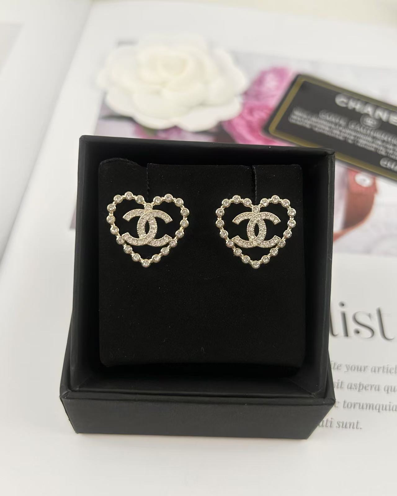 NO:103972,Xiaoxiang new style love rhinestone hollow full diamond double C earrings, Chanel earrings, chanel19860909小香新款 爱心水钻镂空 满钻双c耳钉,香奈儿耳钉,chanel,Jewelry