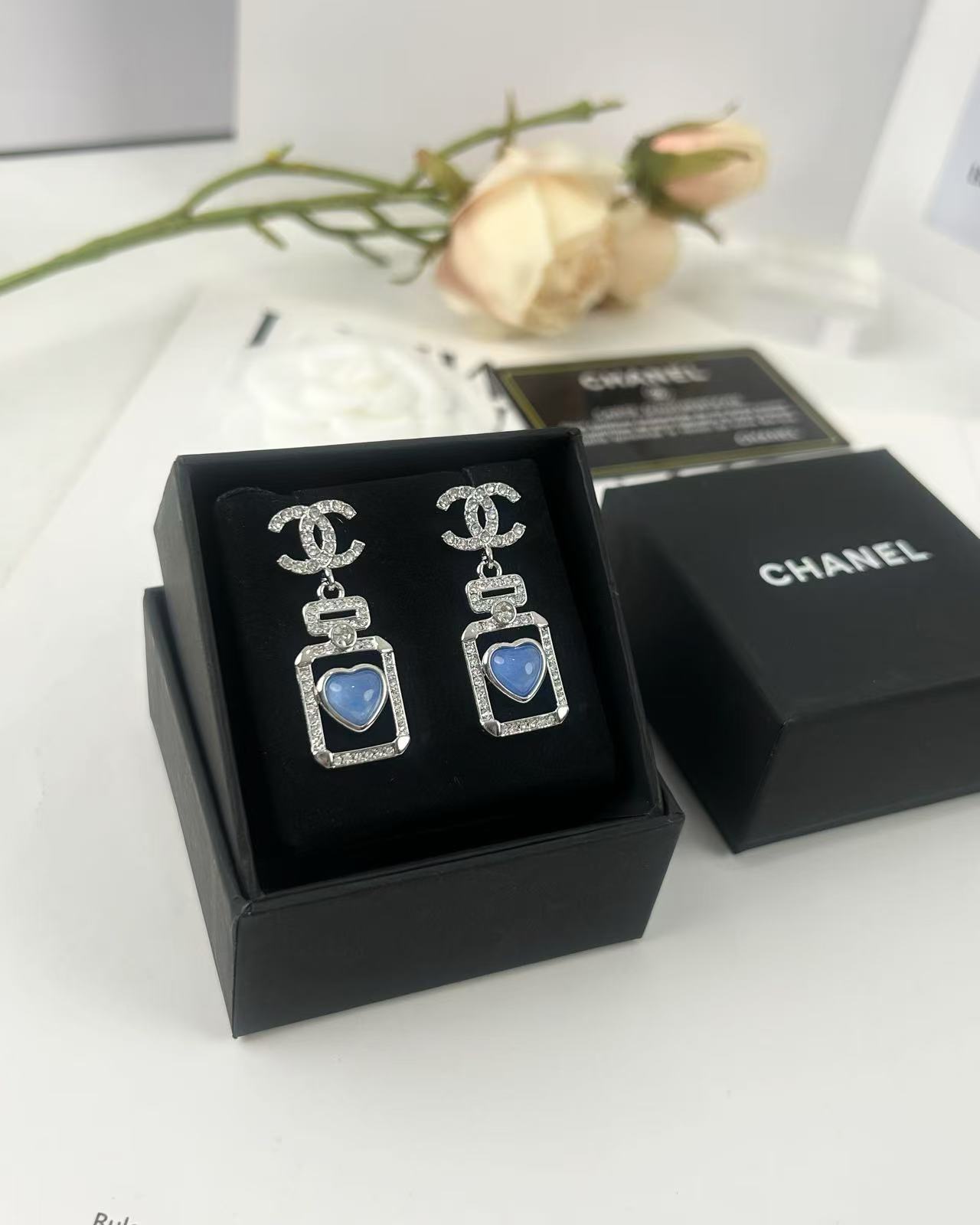 NO:103964,Xiaoxiang new product, rhinestone blue, love perfume bottle earrings, Chanel earrings, chanel, earrings19860909小香新品 水钻蓝色 爱心香水瓶耳环,香奈儿耳钉,chanel,earrings,Jewelry