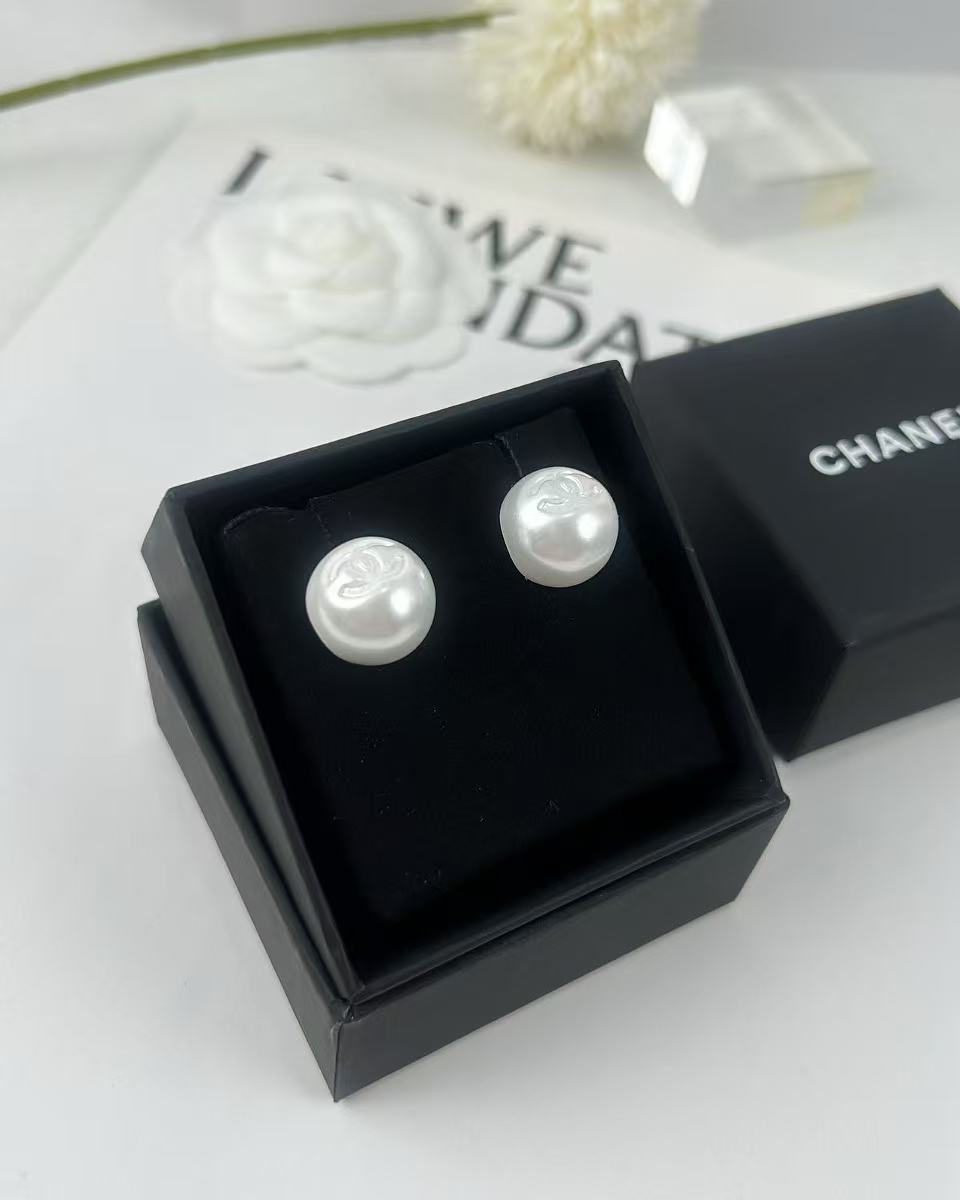 NO:103961,Xiaoxiang new style white resin silver CC letter pearl earrings, Chanel earrings, chanel19860909小香新款 白色树脂 银色CC 字母珍珠耳钉,香奈儿耳钉,chanel,Jewelry