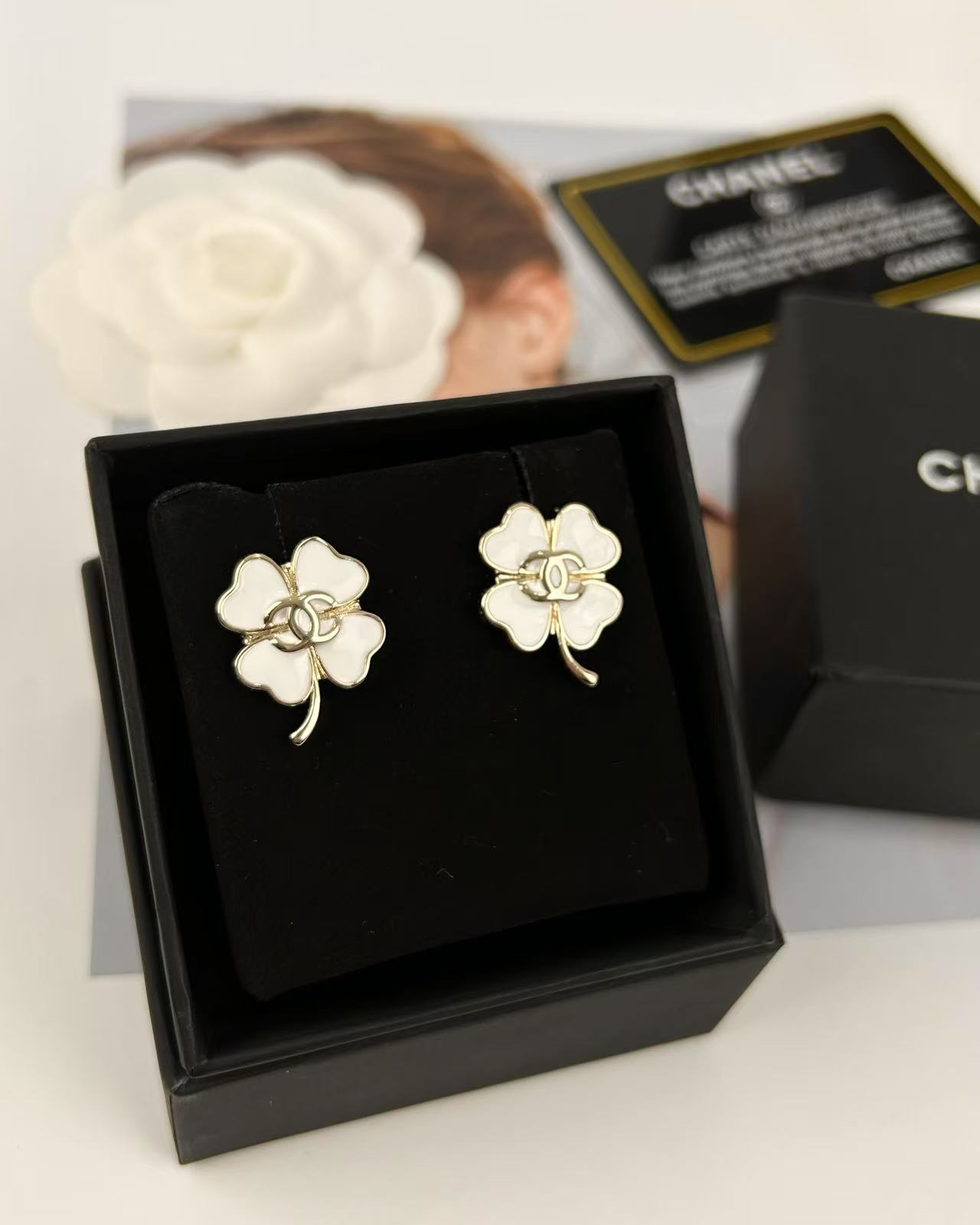 NO:103957,Xiaoxiang enamel white four-leaf clover light gold double C stud earrings, Chanel stud earrings, chanel19860909小香 珐琅白四叶草浅金双c耳钉,香奈儿耳钉,chanel,Jewelry