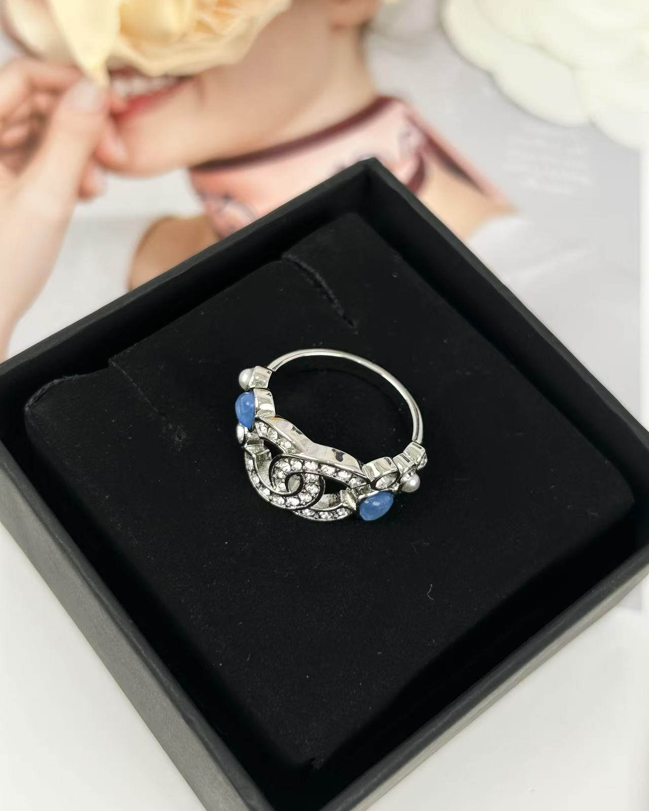 NO:104210,Only made No. 7, Xiaoxiang new style, blue zircon, love, full diamond double c, high-end sense, silver, ring, Chanel, ring19860909只做7号 小香新款 蓝色锆石 爱心 满钻双c 高级感 银色 戒指,香奈儿戒指,chanel,ring,Jewelry