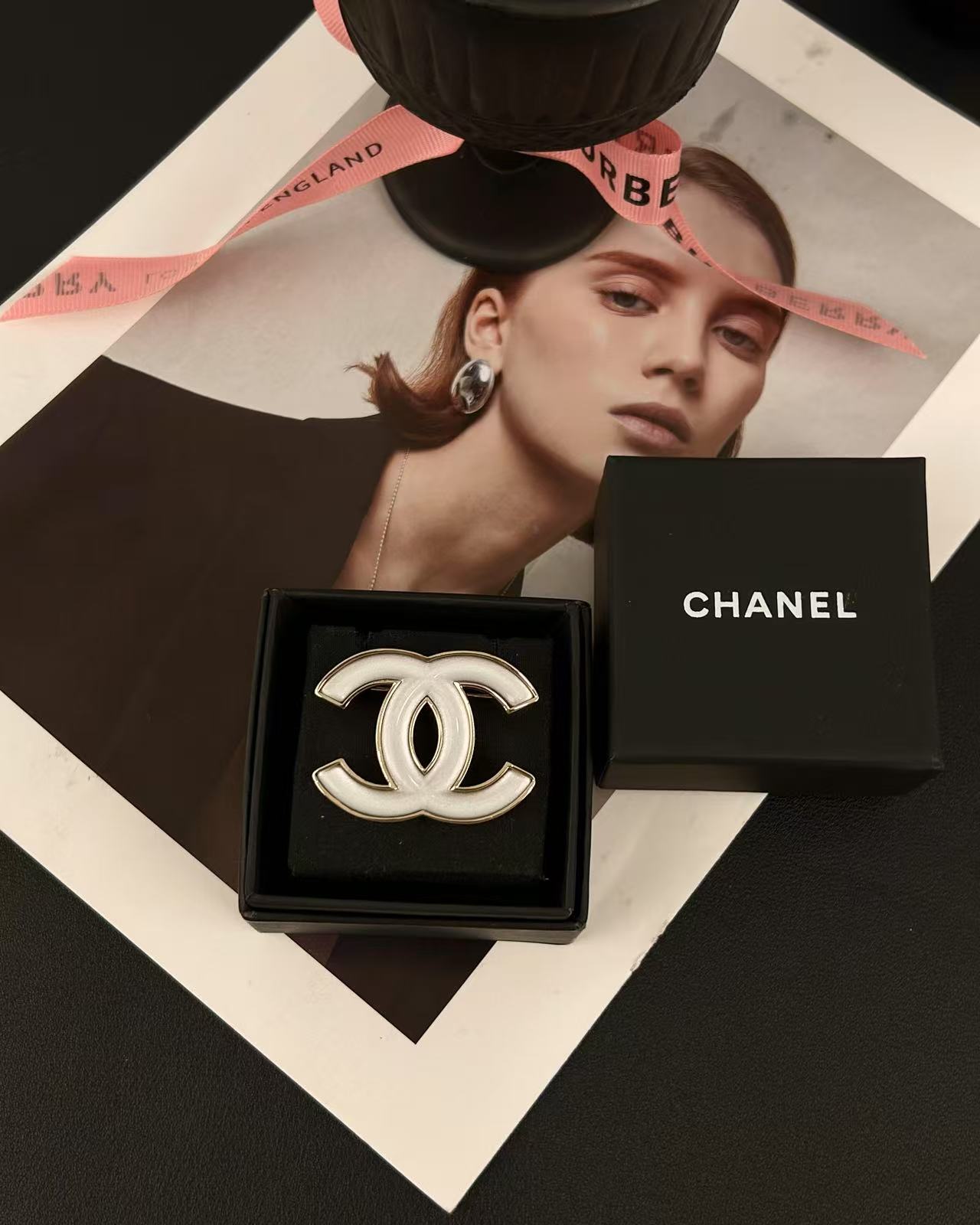 NO:104438,Xiaoxiang new product classic white resin double c temperament brooch, Chanel brooch, chanel, brooch, breastpin19860909小香新品 经典 白色树脂双c 气质胸针,香奈儿胸针,chanel,brooch，breastpin,Jewelry
