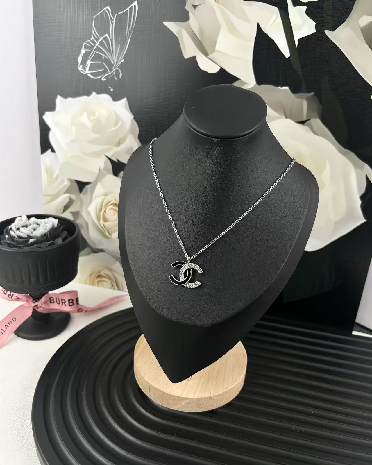 NO:104459,Xiaoxiang new style, half full diamond, black oil dripping, double c pendant, simple style, silver necklace, Chanel necklace, chanel, necklace19860909小香新款 半边满钻 黑色滴油 双c吊坠 简约款 银色项链,香奈儿项链,chanel,necklace,Jewelry