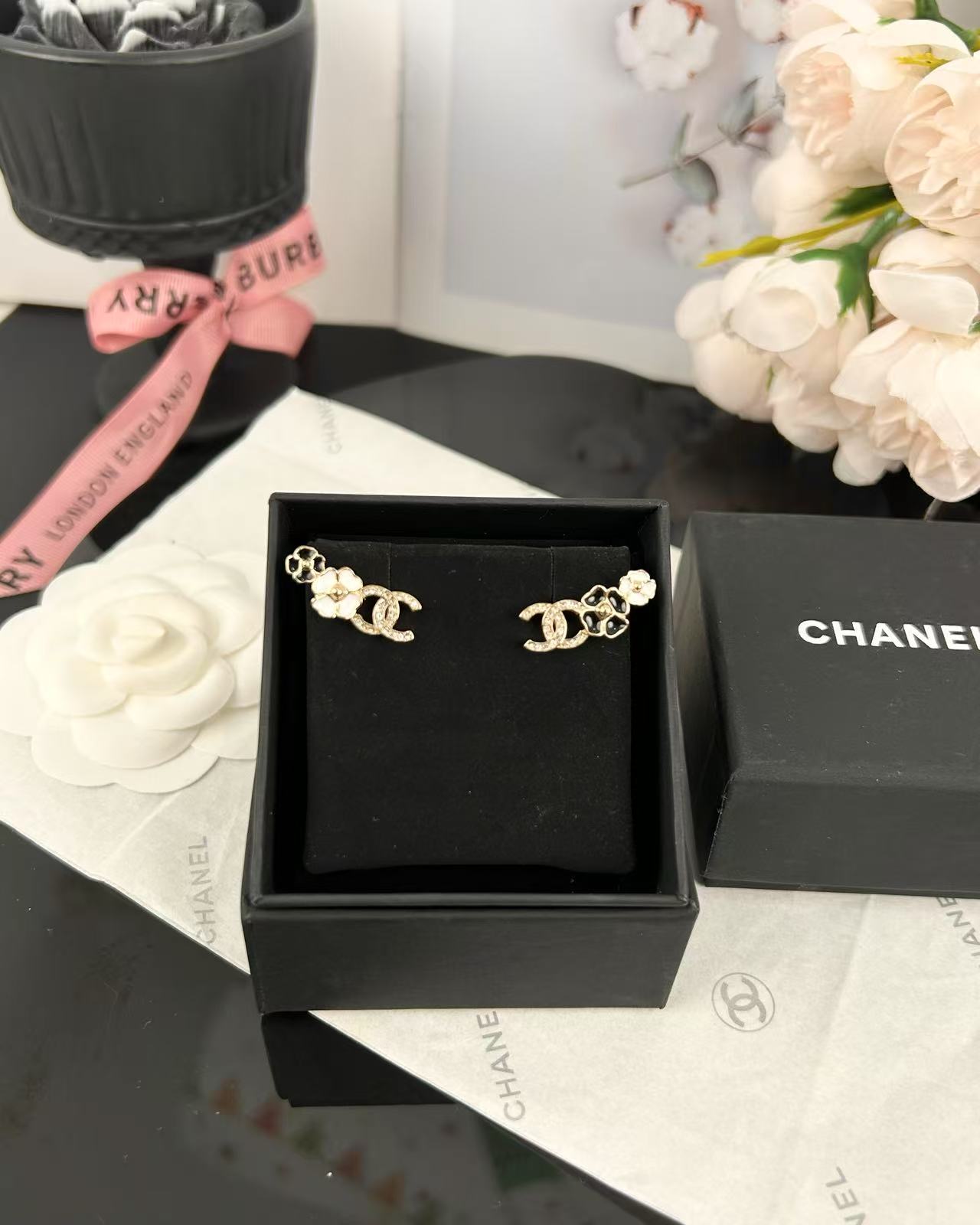 NO:104551,Xiaoxiang new style black and white enamel camellia rhinestone double c earrings, Chanel earrings, chanel19860909小香新款 黑白色珐琅 山茶花 水钻双c 耳钉,香奈儿耳钉,chanel,Jewelry
