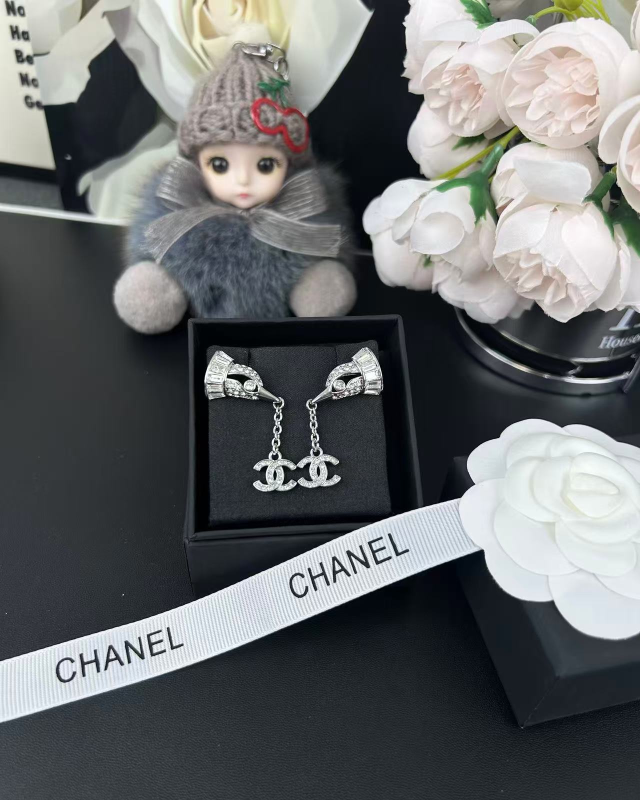 NO:359474,Xiaoxiang new style silver full diamond double c bird exquisite earrings, Chanel earrings, chanel, earrings19860909小香新款 银色满钻双c小鸟 精致 耳环,香奈儿耳钉,chanel,earrings,Jewelry