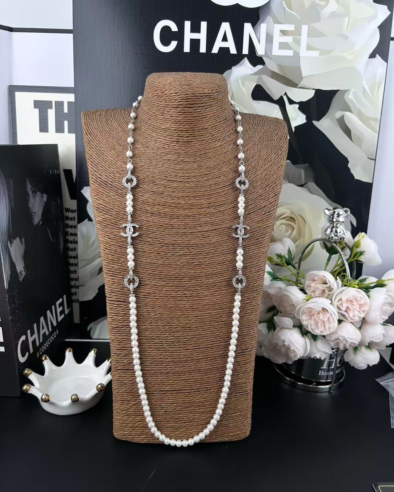 NO:359632,Xiaoxiang new style round full diamond double c pearl necklace sweater chain, Chanel necklace, chanel, sweaters, necklace19860909小香新款 圆形满钻 双c珍珠 项链 毛衣链,香奈儿项链,chanel,sweaters,necklace,Jewelry