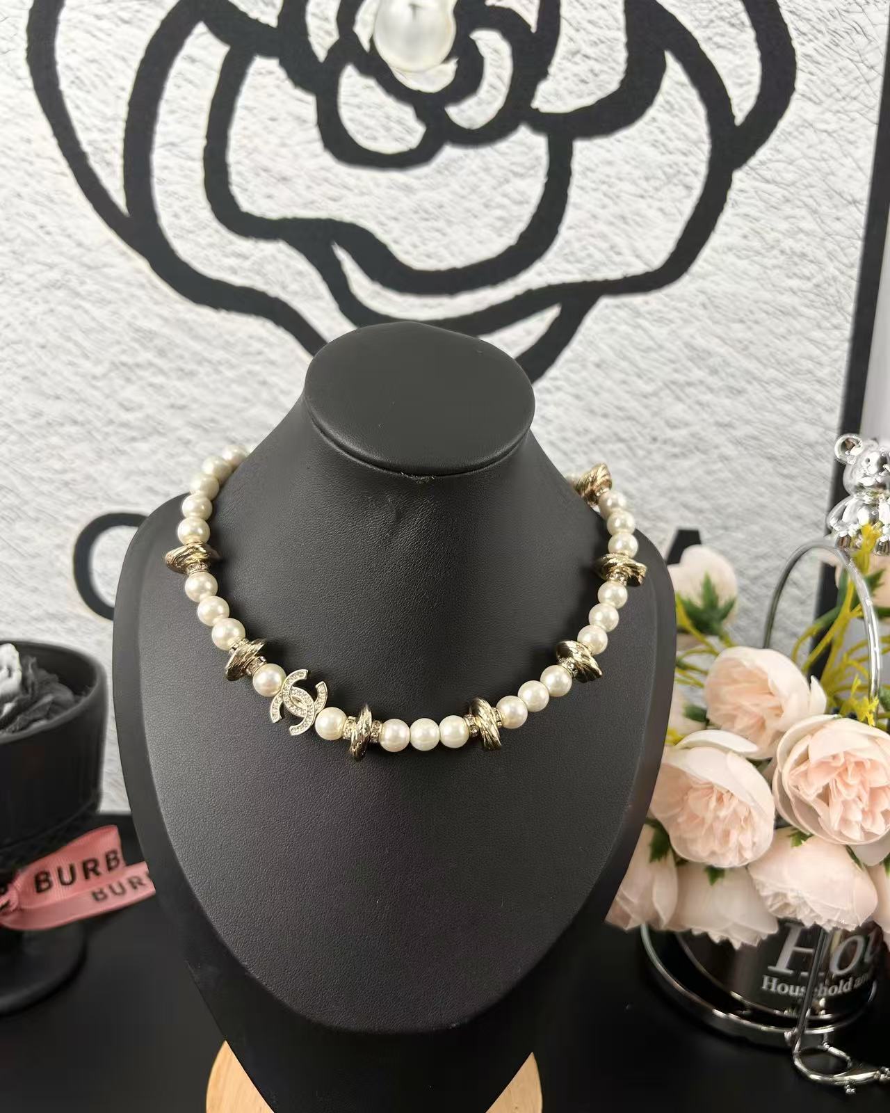 Collier CHANEL perles lettres pavées de diamants spirale rotative