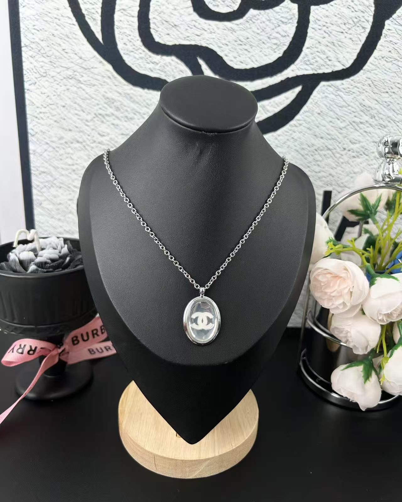 NO:361370,Xiaoxiang new style 25s silver mirror oval white double c pendant necklace, Chanel necklace, chanel, necklace19860909小香新款 25s银色镜面 椭圆白色 双c吊坠项链,香奈儿项链,chanel,necklace,Jewelry