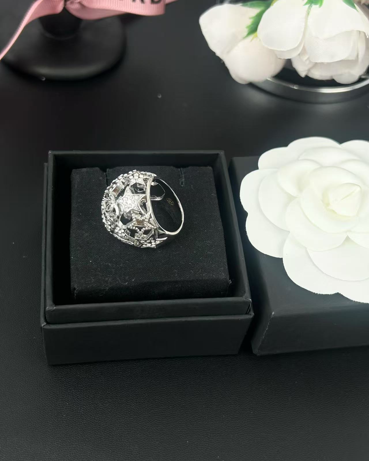 NO:766441,The number of returns is not large. No. 678 Xiaoxiang's new product 25a hot style silver spherical five-pointed star full diamond hollow ring, Chanel ring, chanel, ring19860909回货数量不多 678号 小香新品25a爆款 银色球形五角星满钻镂空戒指,香奈儿戒指,chanel,ring,Jewelry