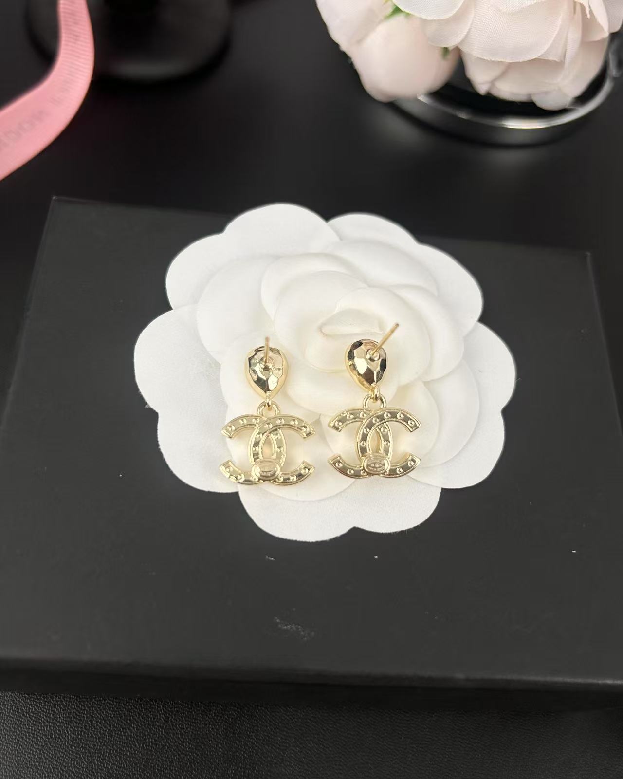 ¥98 
小香新款 25a 水滴💧金色 双c满钻吊坠 耳环
