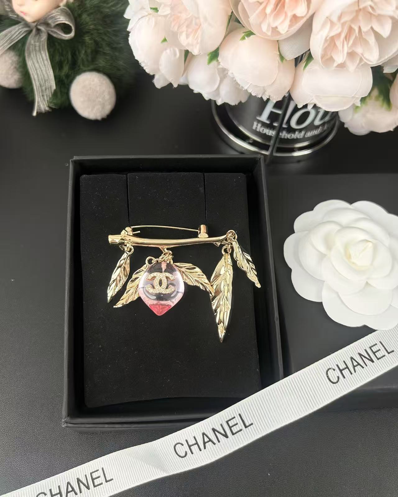NO:602634,Xiaoxiang new shipment pink peach leaves resin brooch, Chanel brooch, chanel, brooch, breastpin19860909小香新款出货 粉色桃子叶子 树脂胸针,香奈儿胸针,chanel,brooch，breastpin,Jewelry