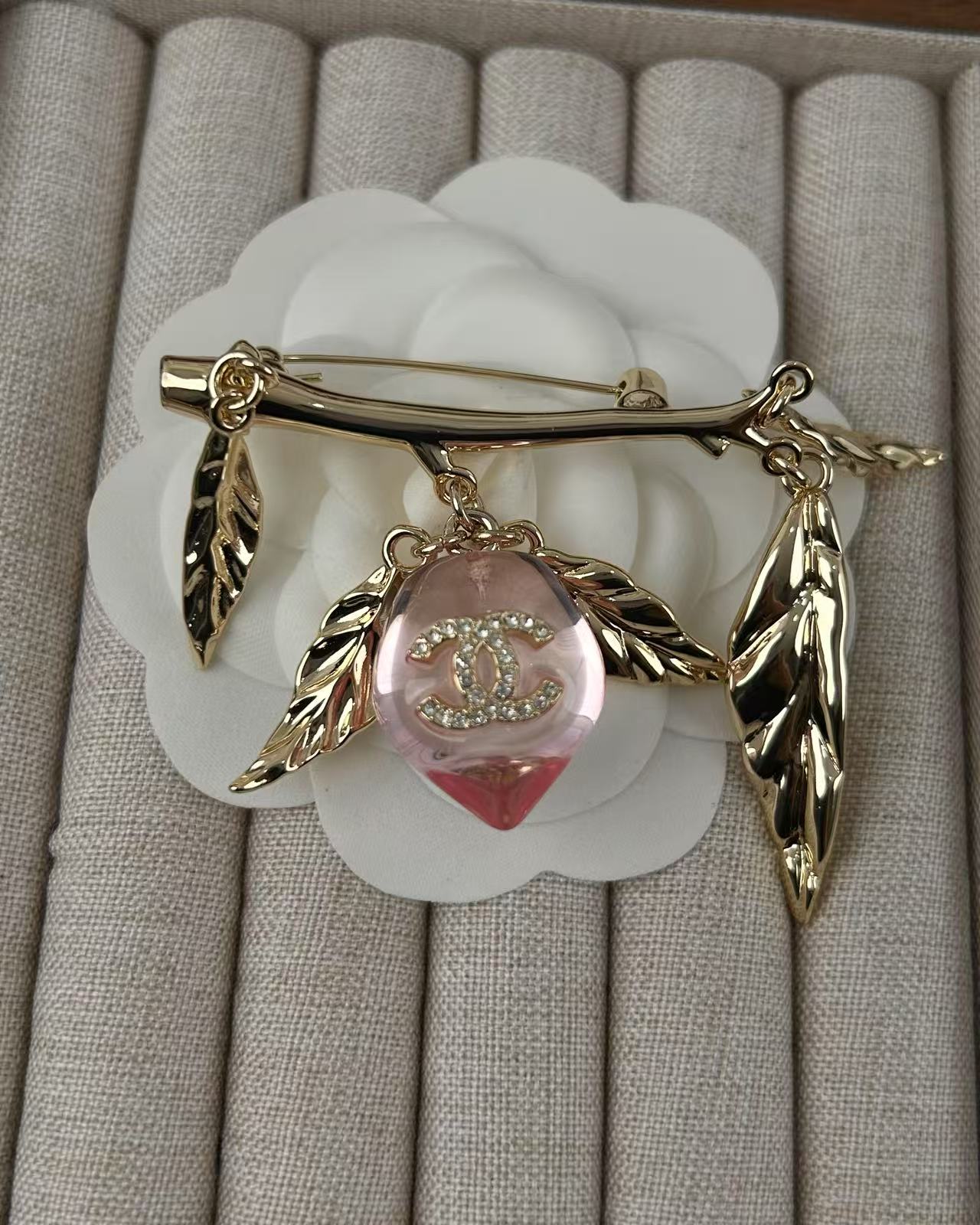 ¥138 
小香新款出货  粉色桃子🍑叶子🍃  树脂胸针