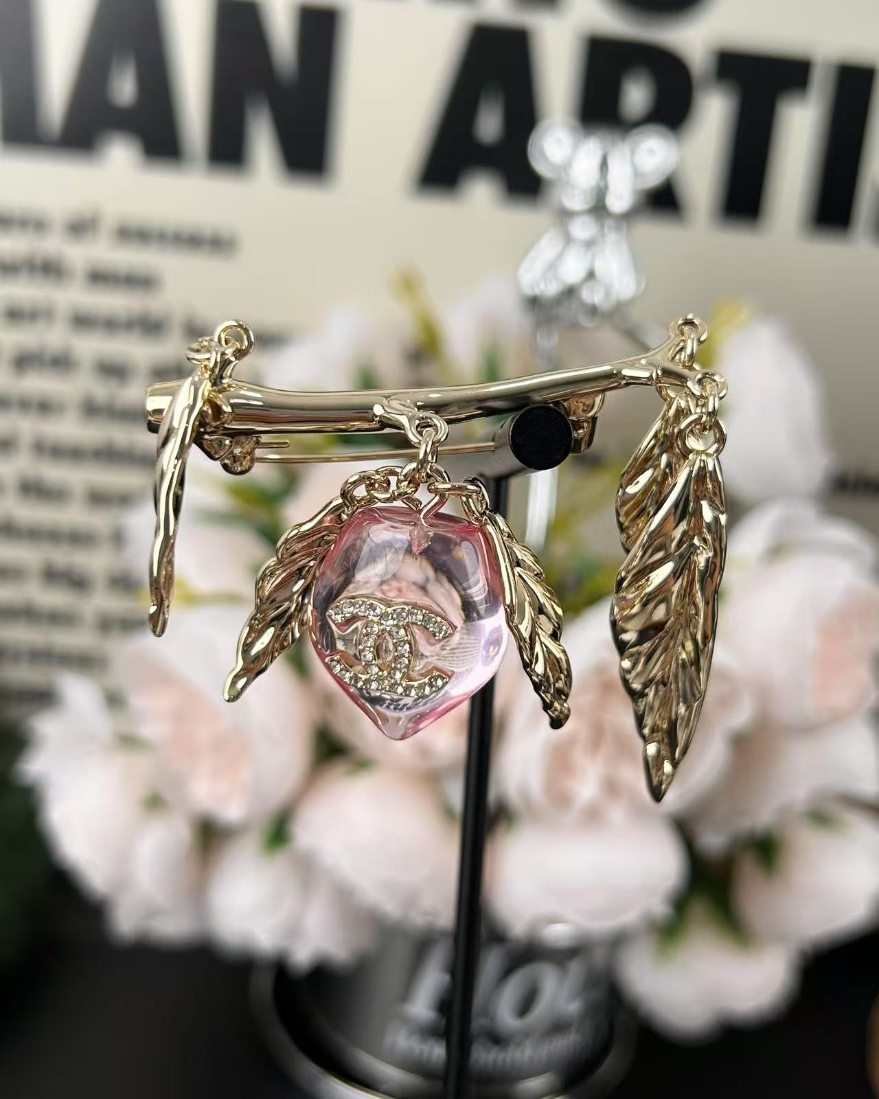 ¥138 
小香新款出货  粉色桃子🍑叶子🍃  树脂胸针