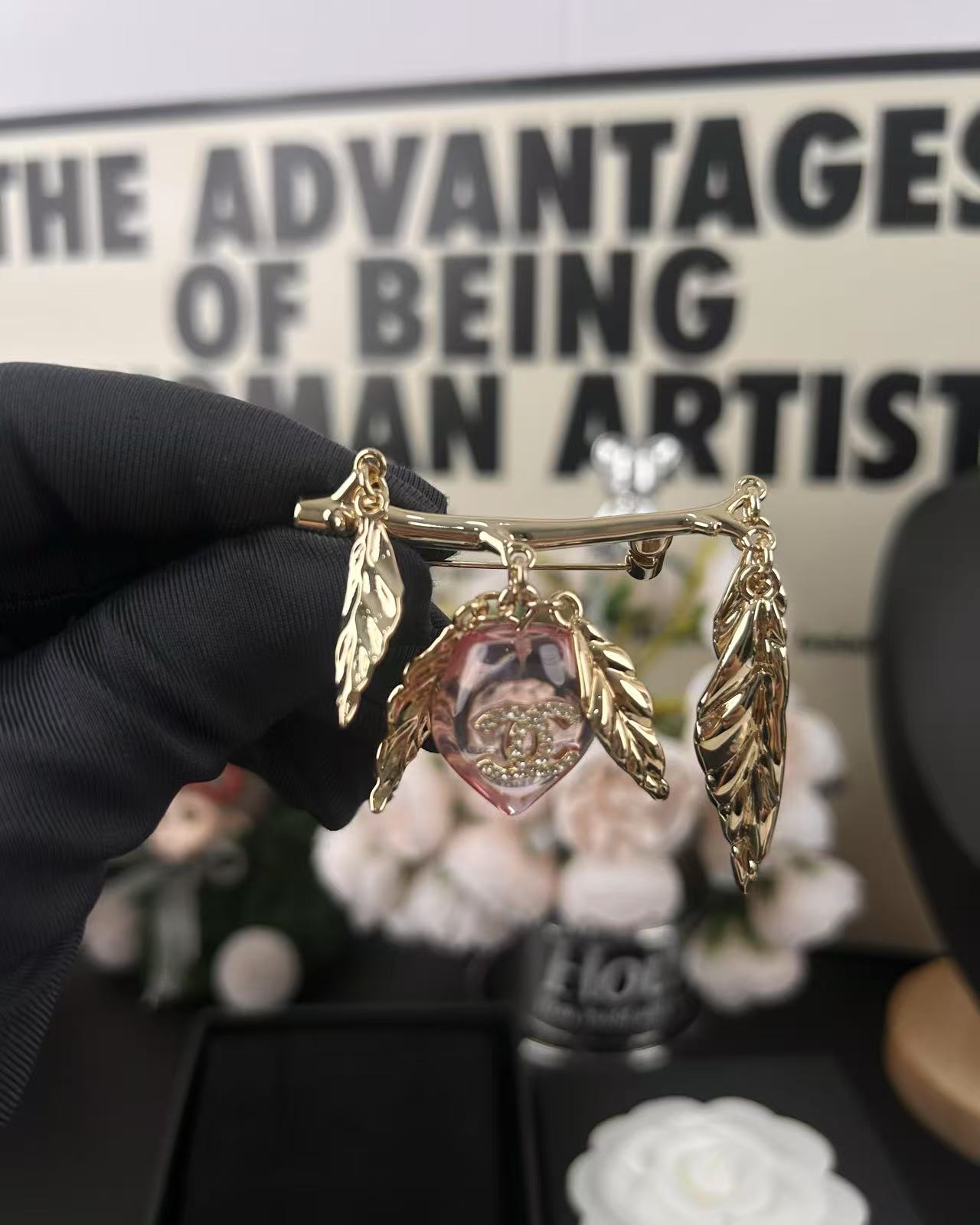 ¥138 
小香新款出货  粉色桃子🍑叶子🍃  树脂胸针