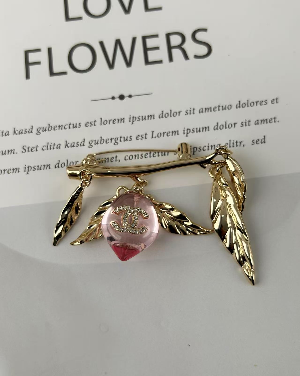 ¥138 
小香新款出货  粉色桃子🍑叶子🍃  树脂胸针