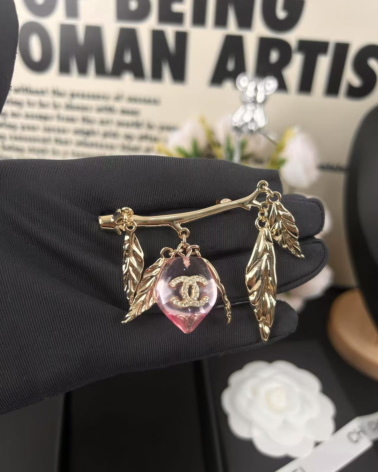 ¥138 
小香新款出货  粉色桃子🍑叶子🍃  树脂胸针