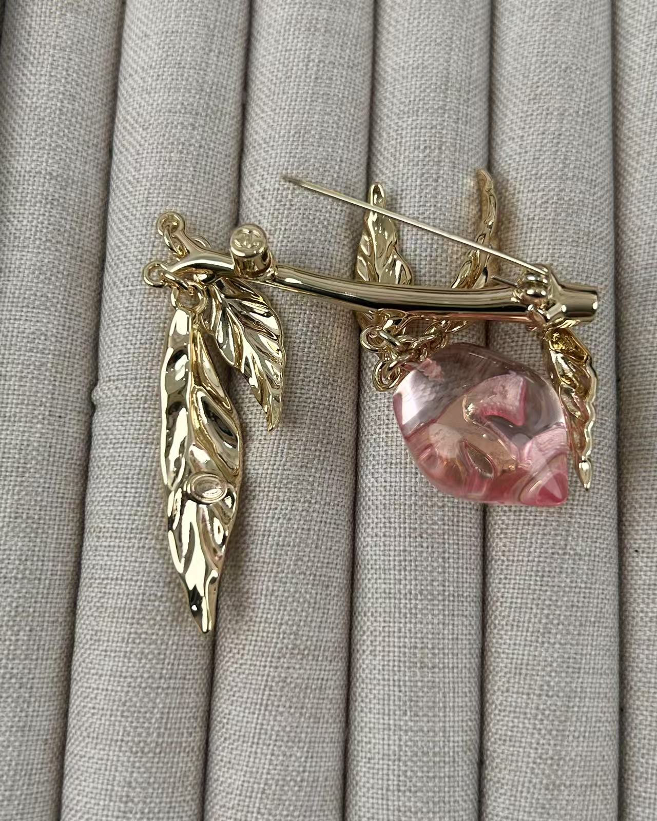 ¥138 
小香新款出货  粉色桃子🍑叶子🍃  树脂胸针