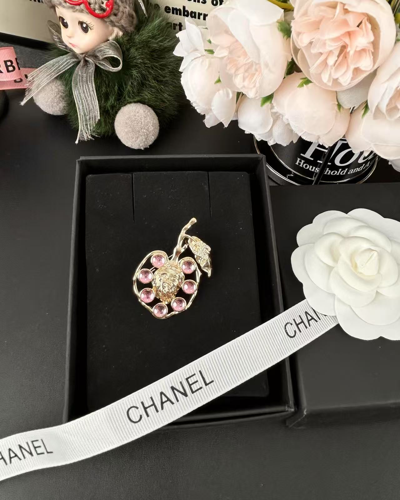 NO:602629,Xiaoxiang new 25a leaf shape pink beads rhinestone brooch, Chanel brooch, chanel, brooch, breastpin19860909小香新款 25a 树叶造型 粉色珠 水钻胸针,香奈儿胸针,chanel,brooch，breastpin,Jewelry