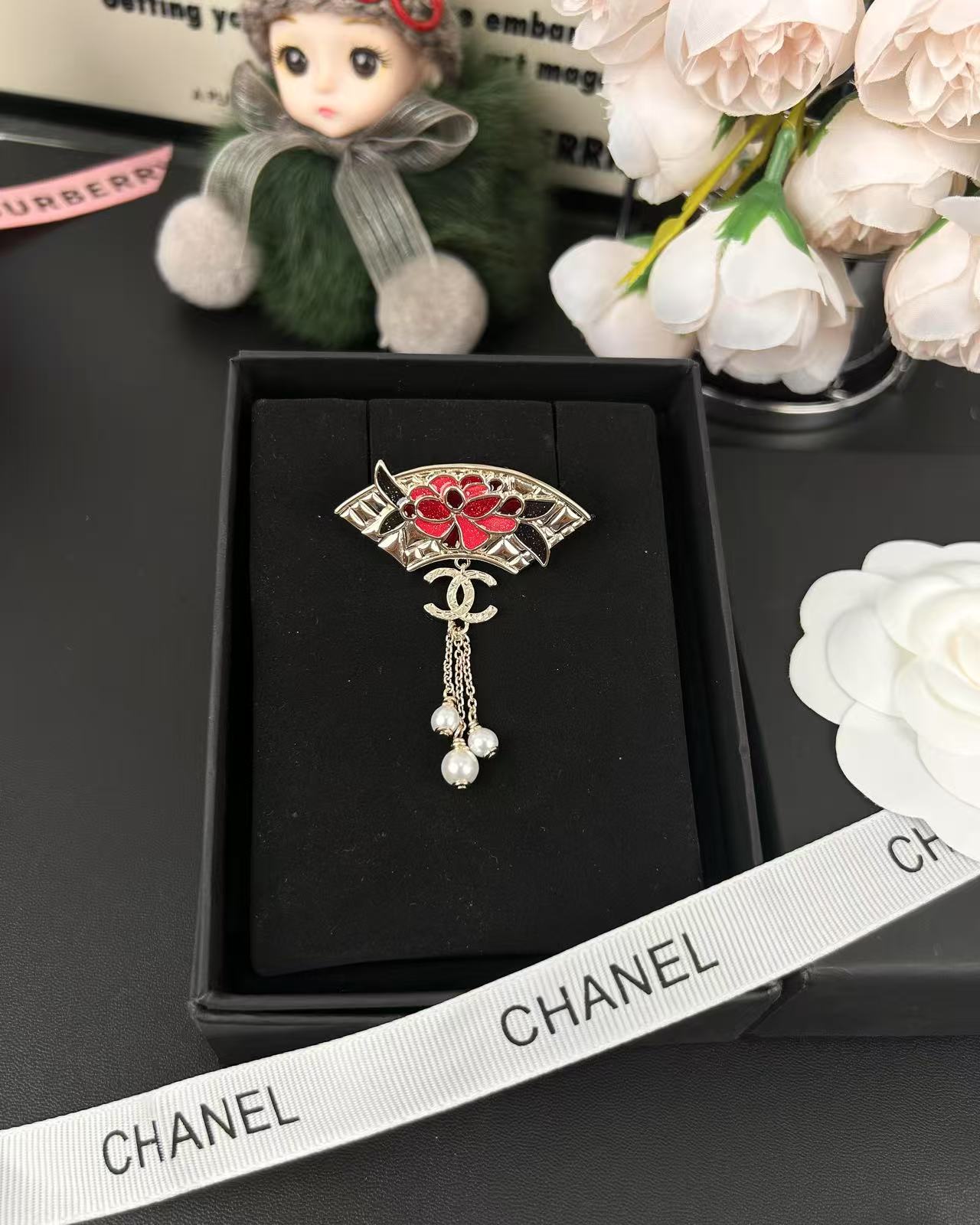 NO:602625,Xiaoxiang new product 25a red flower tassel pearls, Chinese style brooch, width 4.5 cm, height 5.8cm, Chanel brooch, chanel, brooch, breastpin19860909小香新品 25a 红色花流苏珍珠 国风扇子 胸针 宽4.5 cm 高5.8cm,香奈儿胸针,chanel,brooch，breastpin,Jewelry