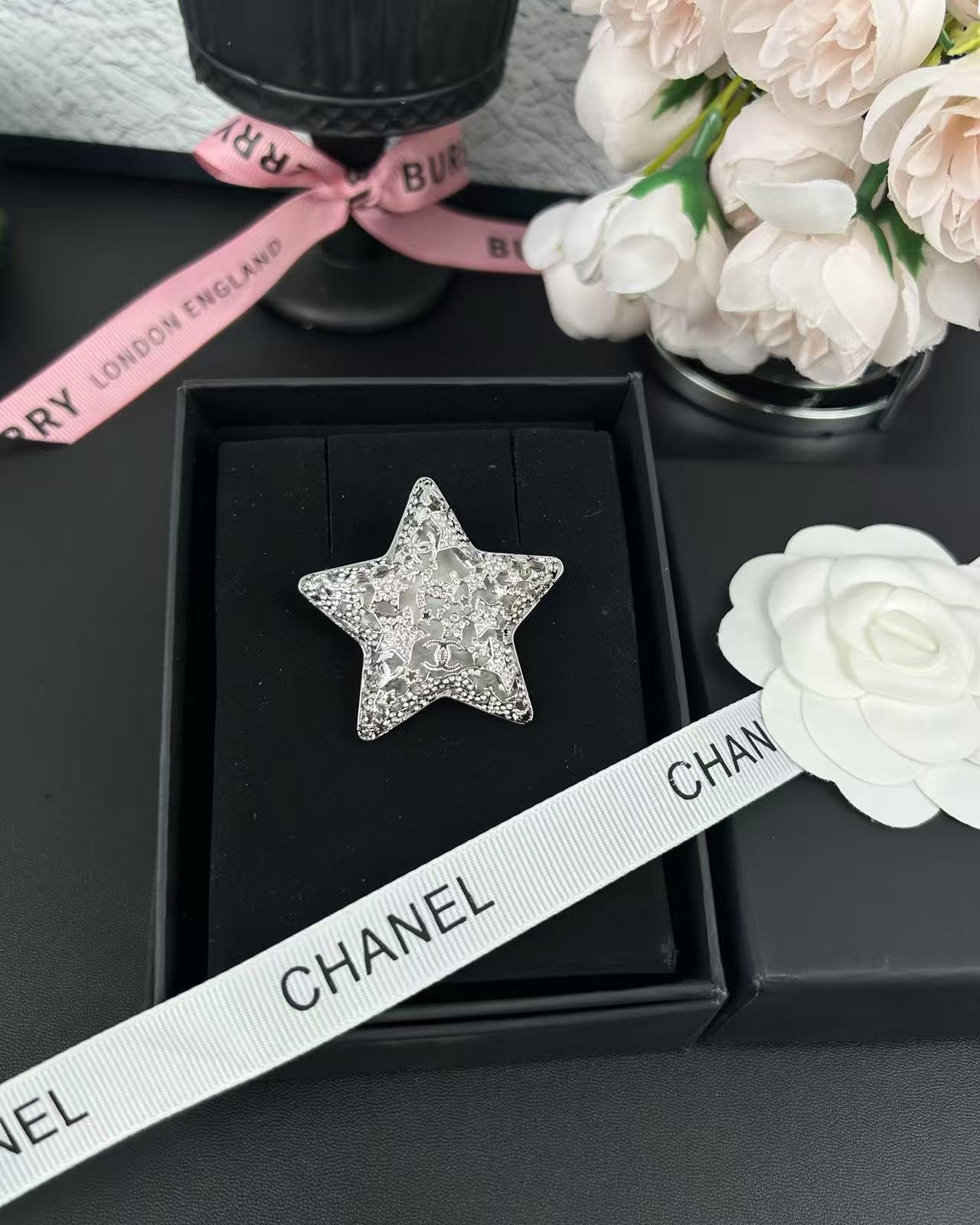 NO:580913,Xiaoxiang new product 25a star inlaid with diamonds, hollow five-pointed star double C, trendy and fashionable brooch, Chanel brooch, chanel, brooch, breastpin19860909小香新品 25a 星星镶钻 镂空五角星双c 潮流时尚款 胸针,香奈儿胸针,chanel,brooch，breastpin,Jewelry