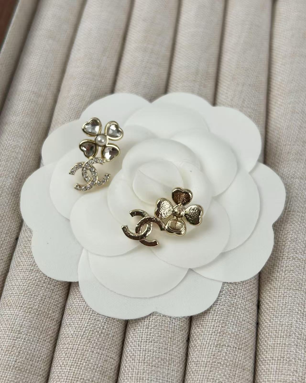 ¥98 
小香新款 爱心四叶草 满钻双c 小耳钉🍀