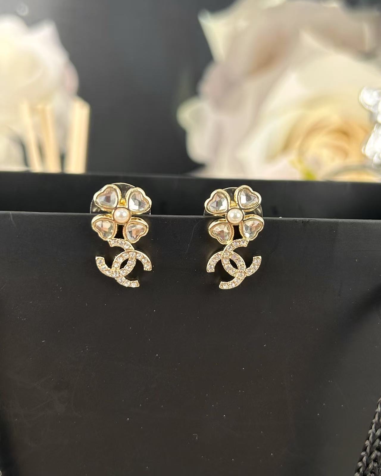 ¥98 
小香新款 爱心四叶草 满钻双c 小耳钉🍀