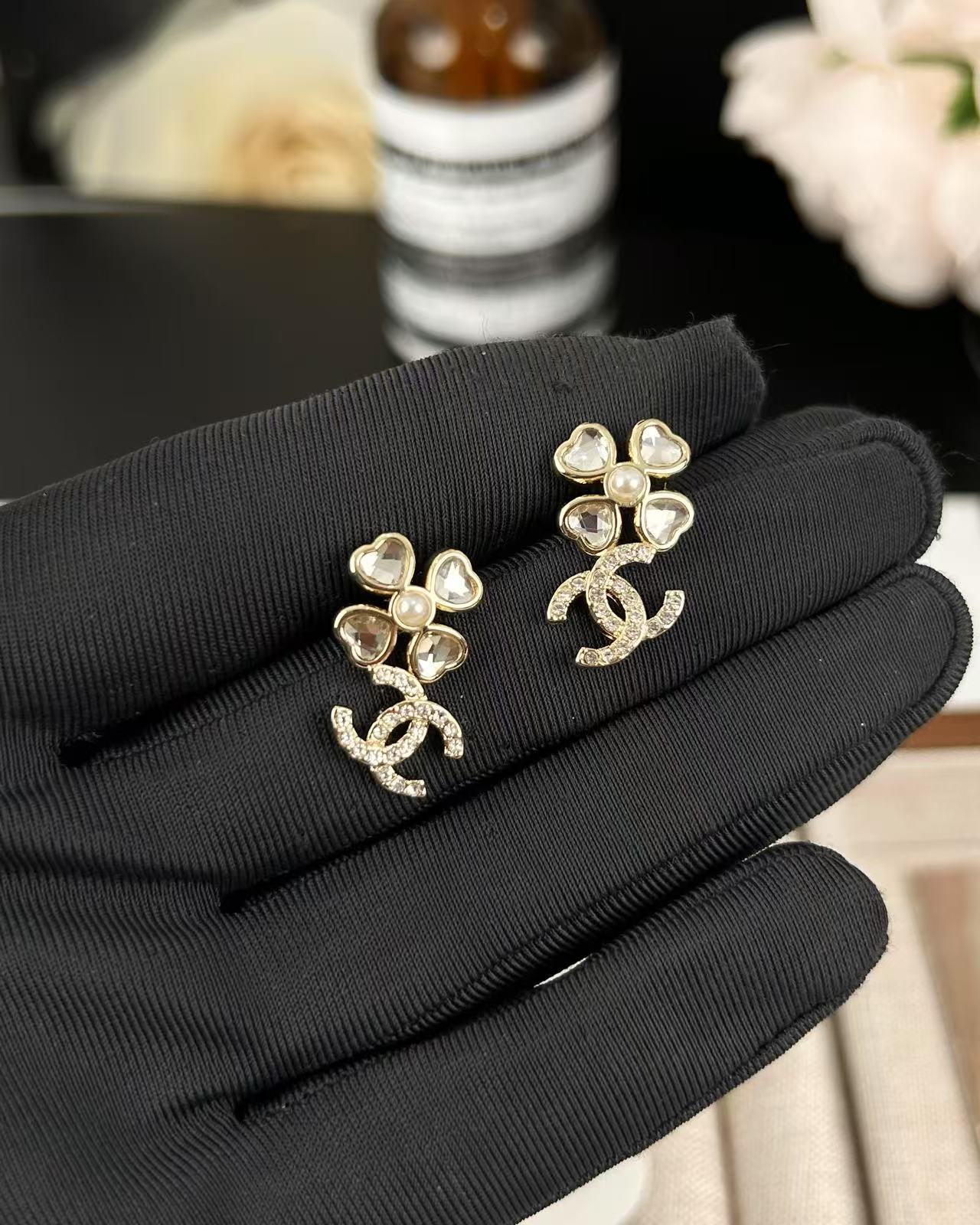 ¥98 
小香新款 爱心四叶草 满钻双c 小耳钉🍀