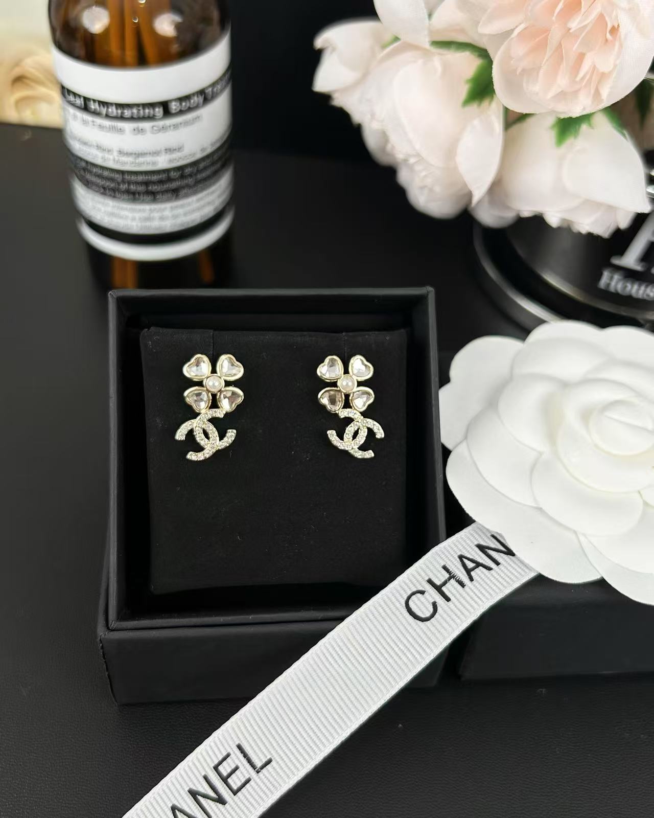 NO:602642,Xiaoxiang's new love four-leaf clover full diamond double c small earrings, Chanel earrings, chanel19860909小香新款 爱心四叶草 满钻双c 小耳钉,香奈儿耳钉,chanel,Jewelry