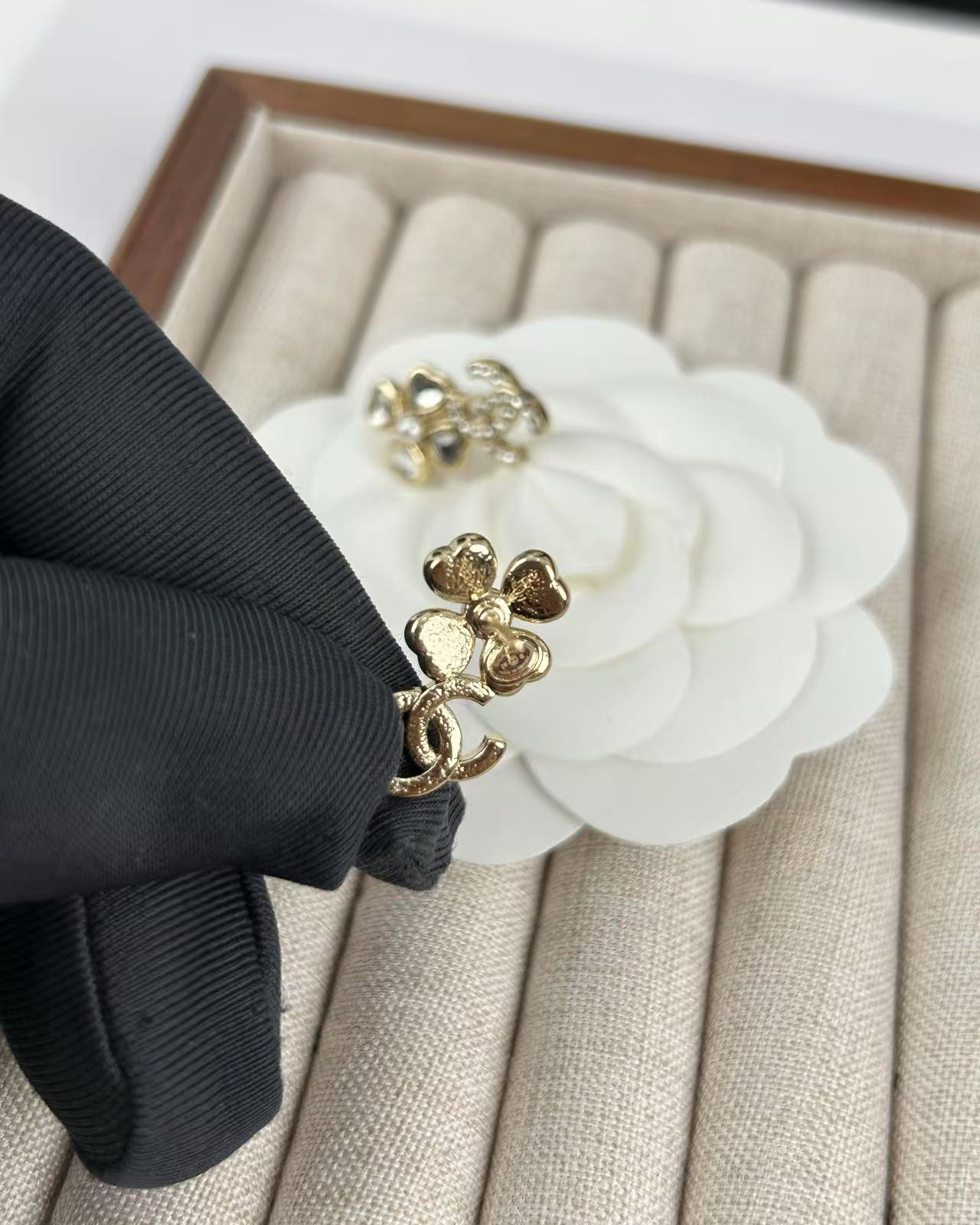 ¥98 
小香新款 爱心四叶草 满钻双c 小耳钉🍀