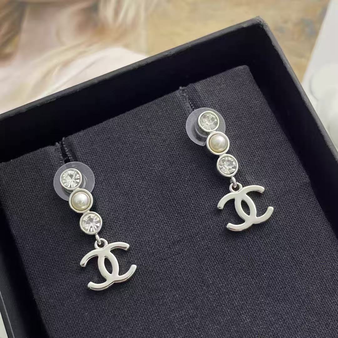 NO:541730,Xiaoxiang's new rhinestone pearl silver glossy double c pendant earrings, Chanel earrings, chanel, earrings19860909小香新款 水钻珍珠 银色光面双c吊坠耳环,香奈儿耳钉,chanel,earrings,Jewelry
