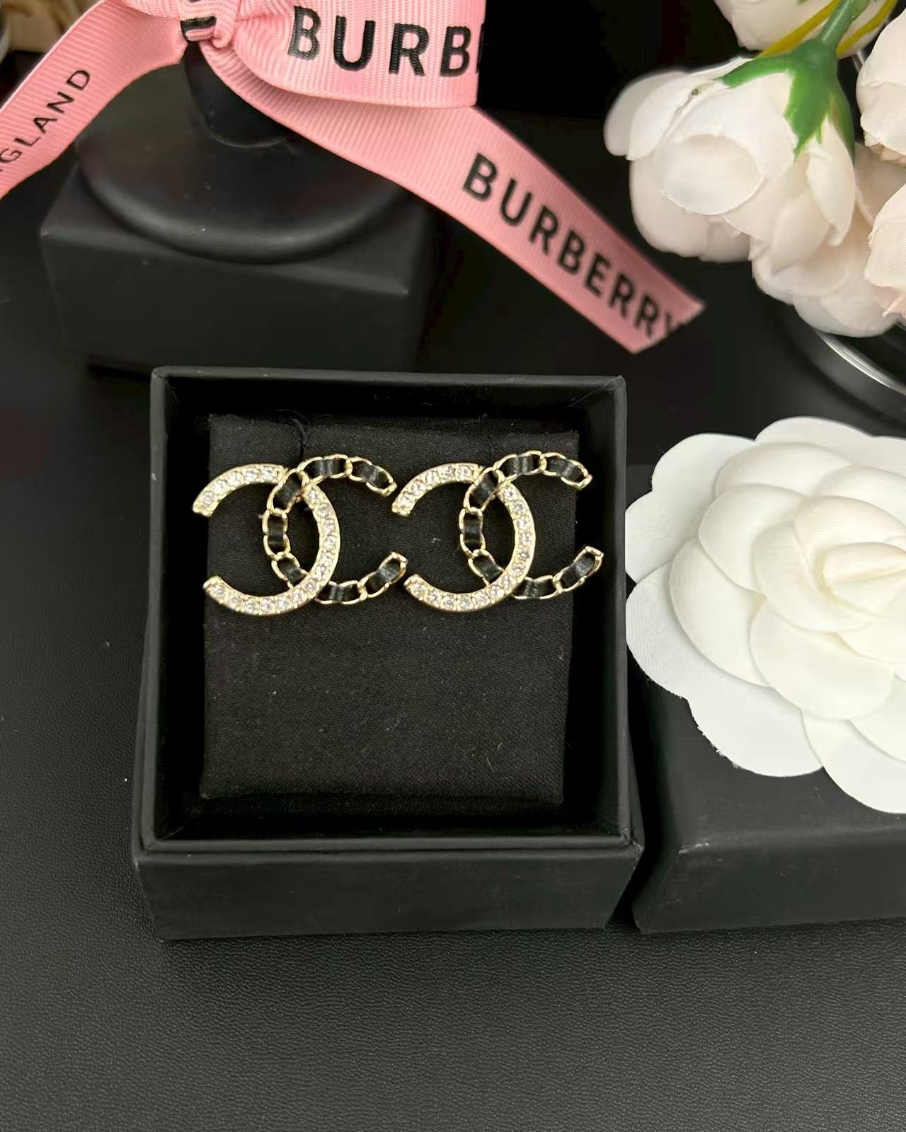 NO:361361,Xiaoxiang new style 25b light gold rhinestones with leather double c earrings 2.7cm, Chanel earrings, chanel19860909小香新款 25b 浅金色 水钻拼穿皮 双c耳钉 2.7cm,香奈儿耳钉,chanel,Jewelry