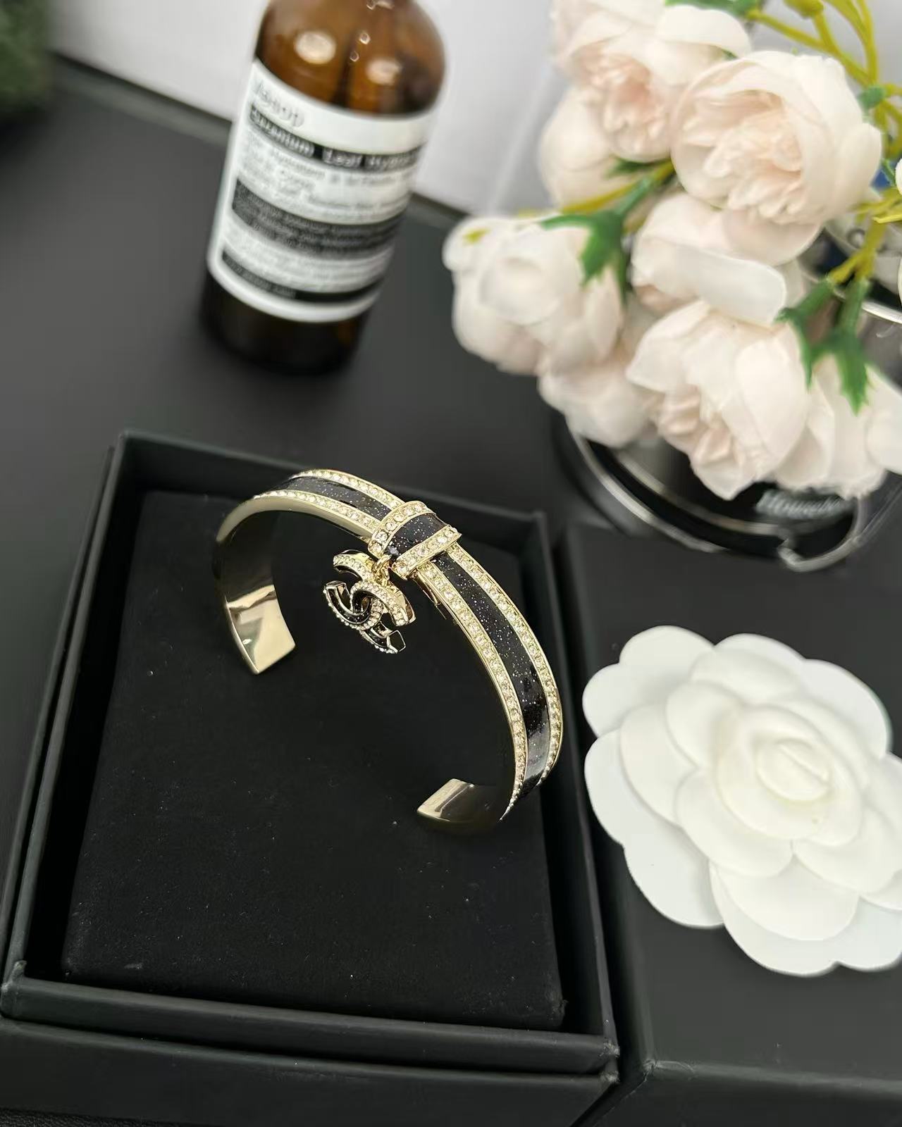 NO:619376,Xiaoxiang's new 25b double c pendant black fine glitter open bracelet, Chanel bracelet, chanel, bracelet19860909小香新款25b 双c吊坠 黑色细闪 开口手镯,香奈儿手镯,chanel,bracelet,Jewelry