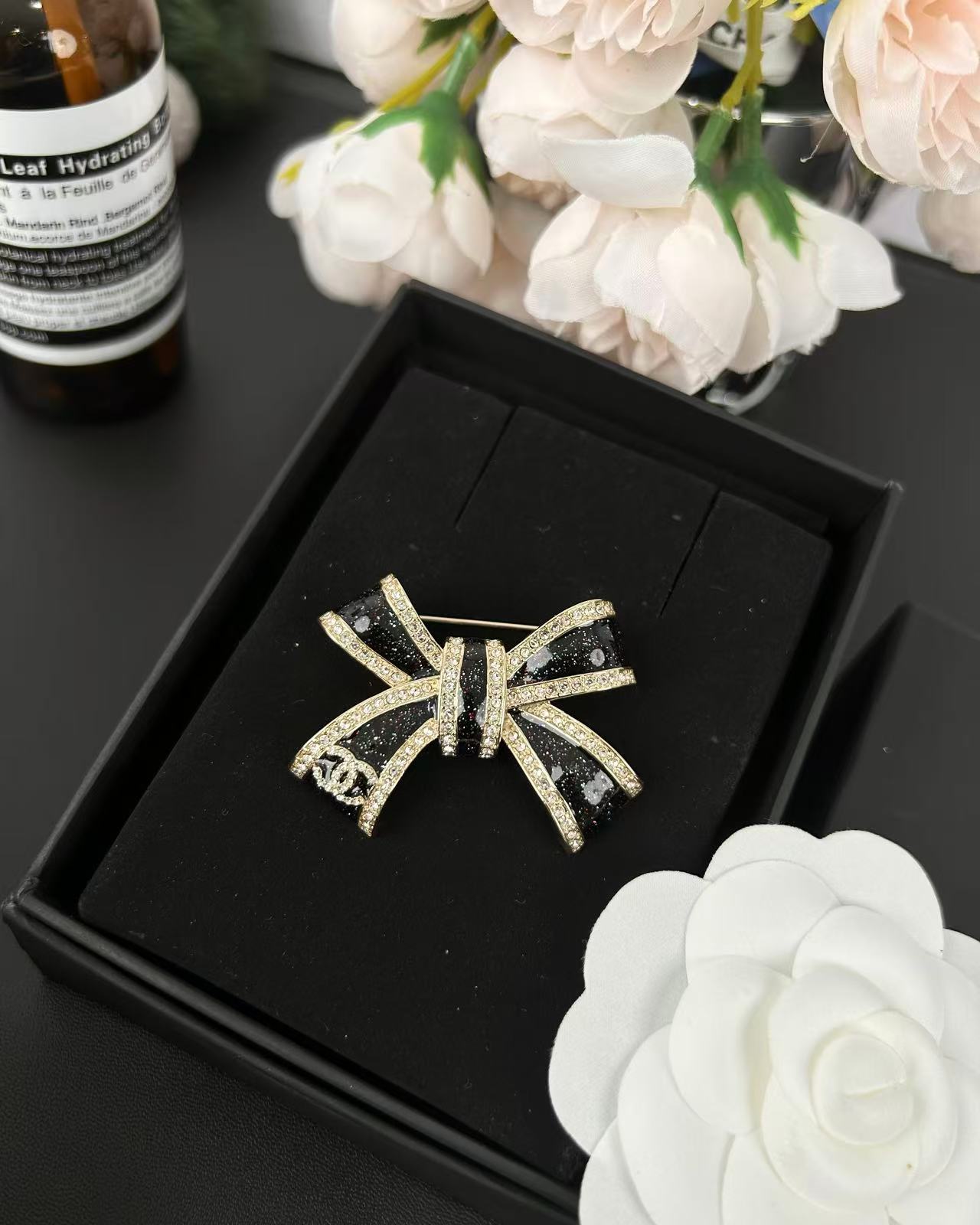 NO:602630,Xiaoxiang's new 25b black bow edge diamond double c brooch, Chanel brooch, chanel, brooch, breastpin19860909小香新款 25b 黑蝴蝶结 边钻双c胸针,香奈儿胸针,chanel,brooch，breastpin,Jewelry
