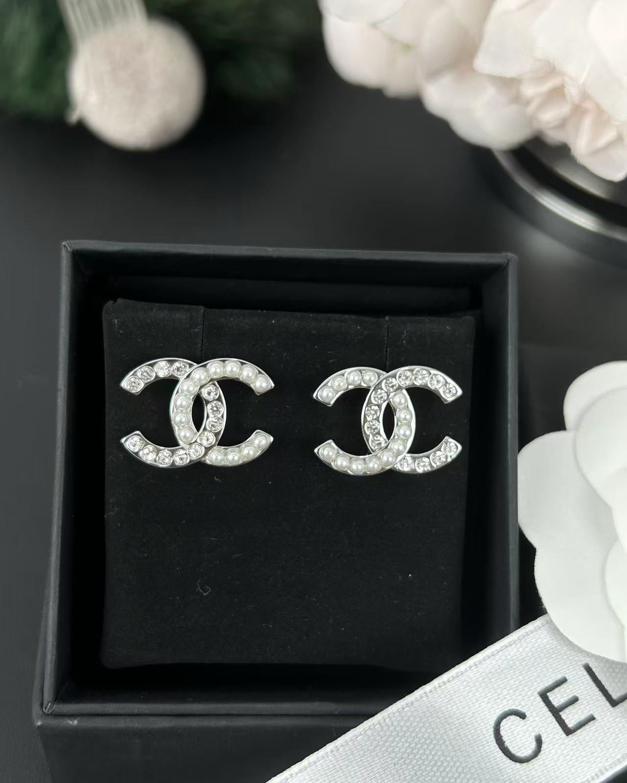 NO:361176,Xiaoxiang new style silver pearl double c rhinestone earrings 2 cm, Chanel earrings, chanel19860909小香新款 银色珍珠 拼双c水钻耳钉 2厘米,香奈儿耳钉,chanel,Jewelry
