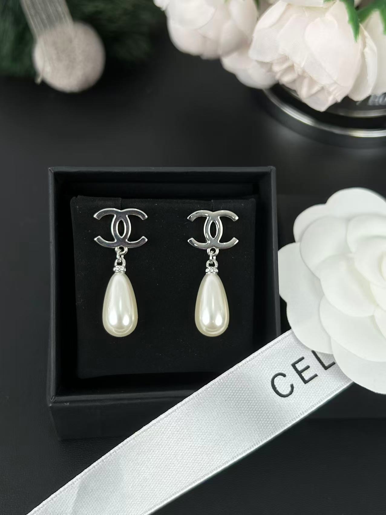 NO:361166,Xiaoxiang new style glossy double c water drop bead pendant earrings 1.5cm wide and 3.5cm high, Chanel earrings, chanel, earrings19860909小香新款 光面双c水滴珠吊坠耳环 宽1.5cm 高3.5cm,香奈儿耳钉,chanel,earrings,Jewelry