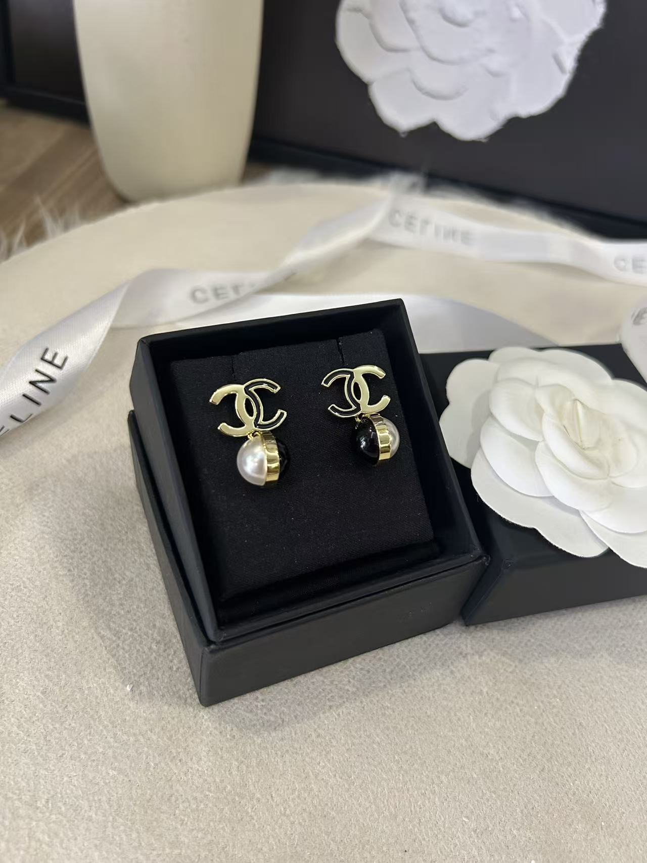 NO:881611,Xiaoxiang's new 26P black and white contrast ball ball earrings, Chanel earrings, chanel, earrings19860909小香新款 26P黑白撞色球 圆球耳环,香奈儿耳钉,chanel,earrings,Jewelry