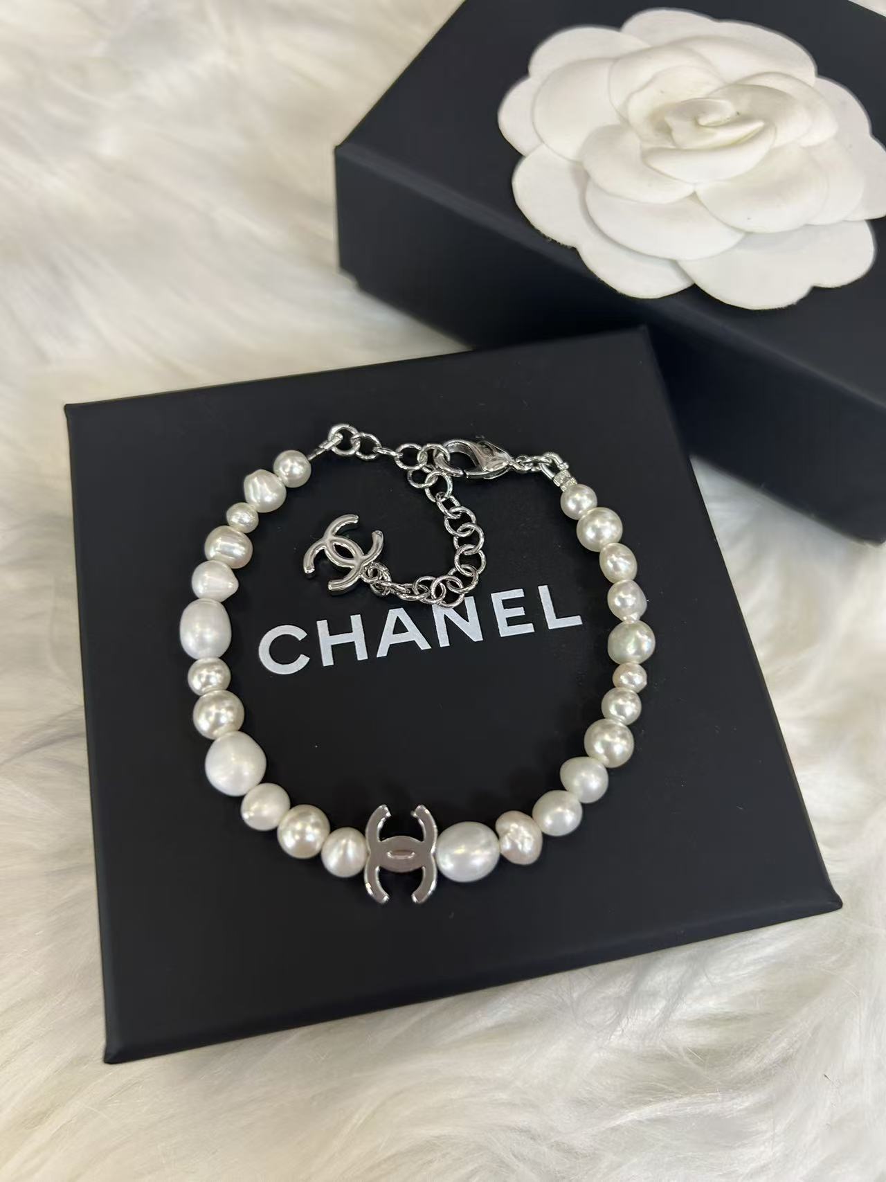 NO:881601,Xiaoxiang 26S new style natural freshwater pearls special-shaped beads glossy C bracelet, Chanel bracelet, chanel, bracelet19860909小香26S新款 天然淡水珍珠 异形珠 光面C手链,香奈儿手链,chanel,bracelet,Jewelry