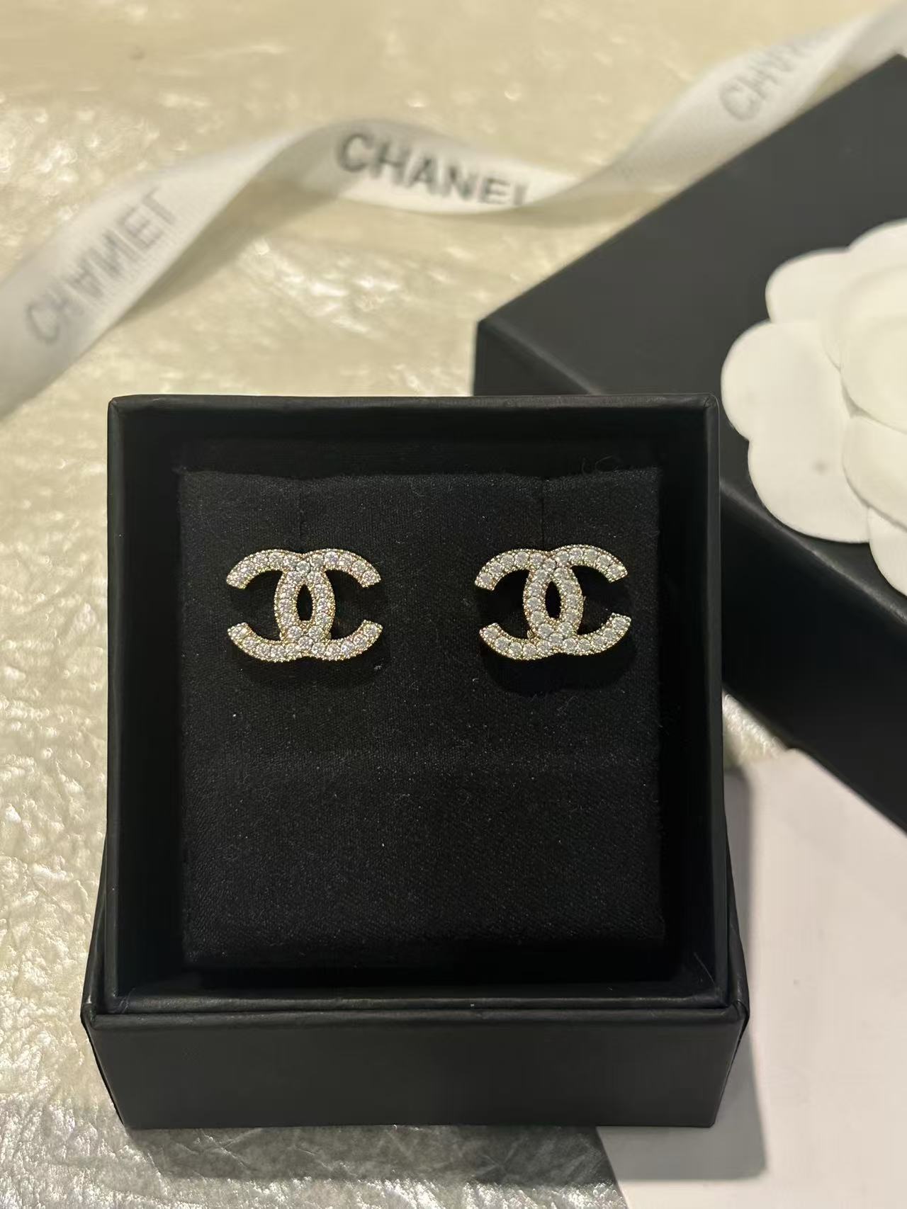 NO:857979,Xiaoxiang's classic small C, full of diamonds, double C, full of diamonds, small earrings, two colors available, light gold, silver, Chanel earrings, chanel19860909小香经典款小C 满钻 双c满钻小耳钉 两色可选浅金、银色,香奈儿耳钉,chanel,Jewelry