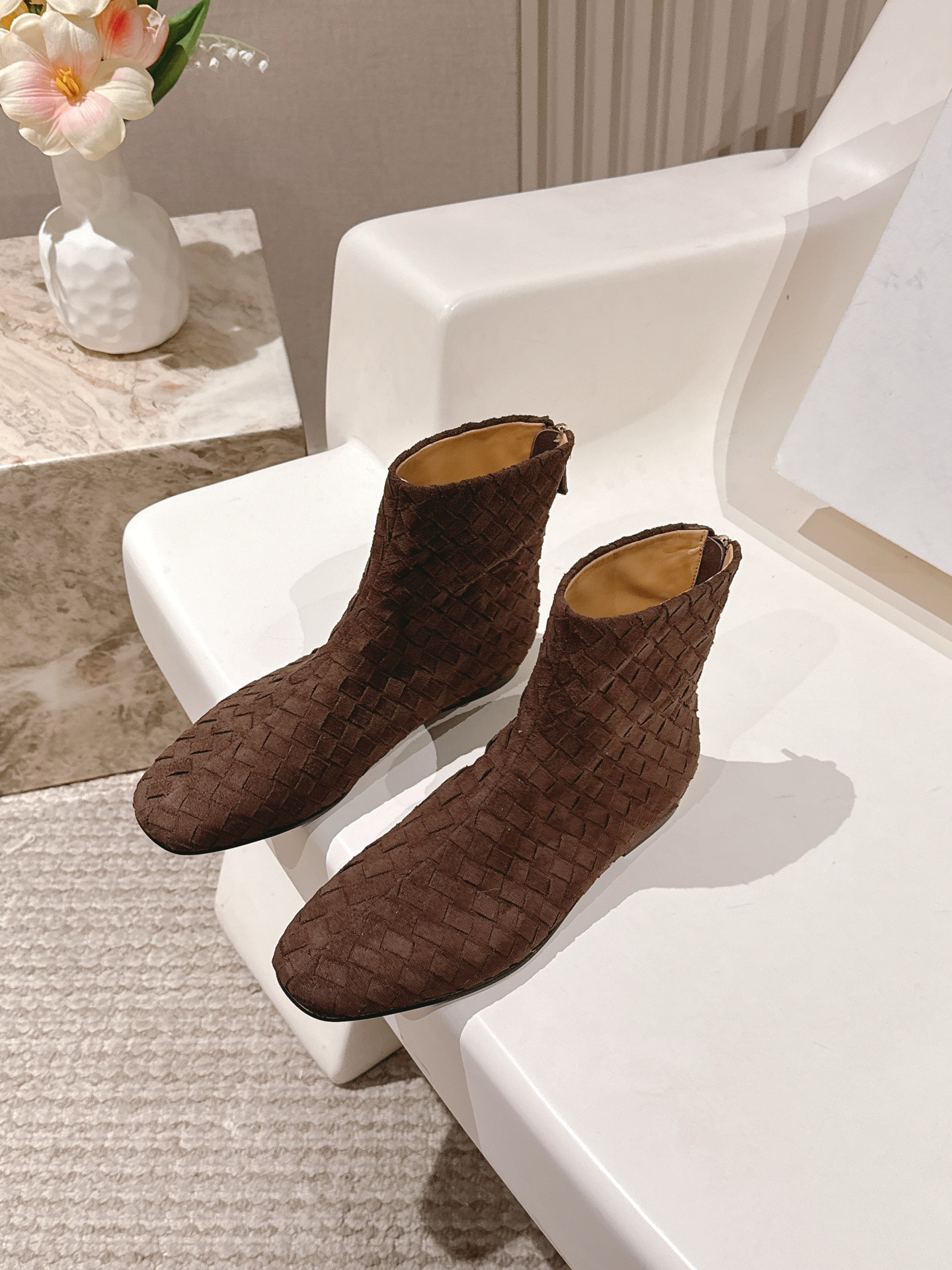 NO:559001,THE ROW woven series short boots, spring boots, family elements that cannot be explained, simple and easy to match, strong practicality, classic weaving, simple and fashionable, hand-woven upper, water-dyed cowhide lining, outsole, injection molded leather outsole, size 35-39 (40.41 customized), boots, boots, cowhide, Leather soles19860909THE ROW编织系列短靴 春靴 家族元素不容解释 简单易搭配,实穿性强 经典的编织简约又时尚 手工编织鞋面水染牛皮内里 大底注塑真皮大底 码数35-39（40.41 定制）,靴子,boots,cowhide,Leather soles,Women's Shoes