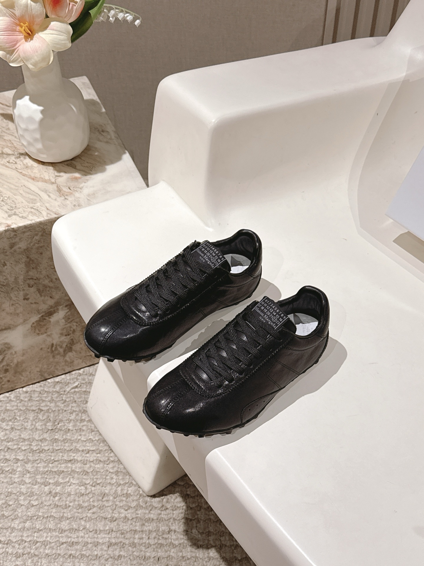 NO:558998,Couple style Maison Margiela Maison Margiela 2025 autumn and winter series couple style Forrest Gump moral training shoes! The outline of the new Sprinters sneakers is made of distressed vegetable-tanned cowhide, inspired by retro running shoes. Through distressing, stitching, splicing and other processes, the single product is given new life and beauty. The tongue is decorated with classic number logos, with non-slip spiked soles, and the tail is decorated with the iconic white stitching logo, full of craftsmanship.  Fabric: vegetable tanned cowhide, sheepskin lining, cowhide feet, original rubber outsole, size: 35-39, 40-44 (40 for women, 45 for men, customized), with original packaging, casual shoes/sports shoes, masion margiela, sneakers, cowhide, sheepskin19860909情侣款 Maison Margiela 马吉拉2025秋冬系列情侣款阿甘鞋德训鞋! 新款Sprinters运动鞋轮廓采用做旧感植鞣牛皮制成,灵感来源于复古跑鞋.通过做旧、缝线、拼接等工艺,赋予单品新的生命和美感.舌头饰有经典的数字标志,搭配有防滑的钉状鞋底,鞋尾饰有标志性的白色缝线logo,充满工艺感. 面料:植鞣牛皮 羊皮里 牛皮垫脚 原版橡胶大底 码数:35-39 40-44(女40男45定做) 配原版一致包装,休闲鞋/运动鞋,masion margiela,sneakers,cowhide,sheepskin,Women's Shoes