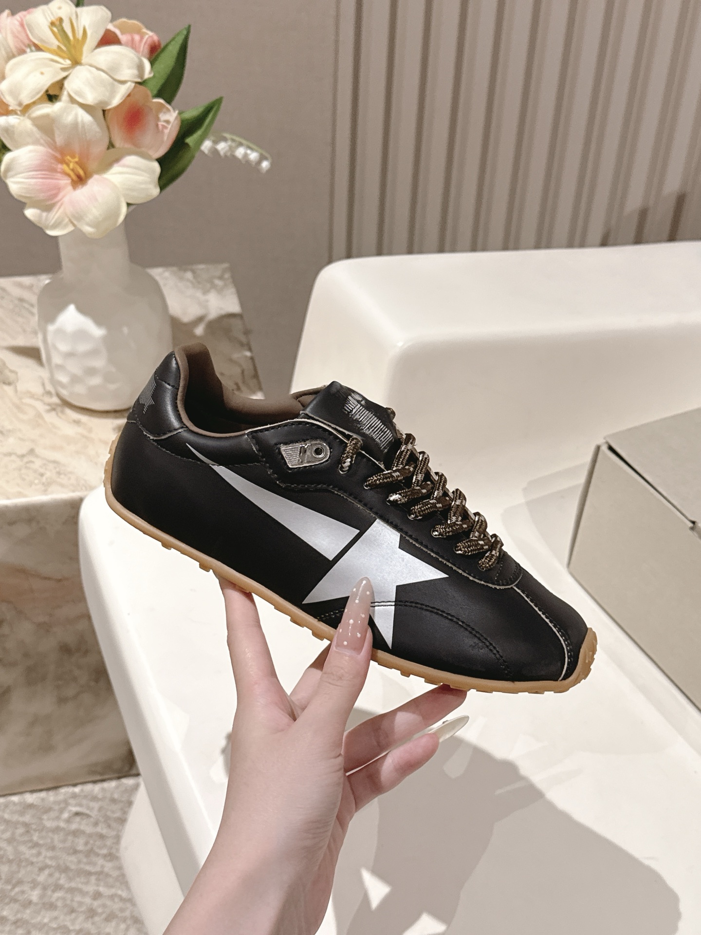 NO:558995,GGDB casual dirty shoes GGDBdb versatile two-wear casual shoes pursue 'perfect imperfection', the brand's iconic live-in traces of time, daily processing and unique stars, which are the perfect combination of Italian handcraftsmanship and classic appearance. They are not only easy to wear and highly recognizable, but also express a true and free attitude. They do not deliberately pursue spotlessness, and the traces of casualness are more comfortable and comfortable. Material Upper Niu Jing Outsole Open molded outsole  Size women's 35-40 (40 customized, non-refundable and non-exchangeable), casual shoes/sports shoes, sneakers19860909GGDB 休闲小脏鞋GGDBdb 百搭两穿休闲鞋 追求“完美的不完美”、品牌标志性的lived-in 岁月留痕,做|日处理和独特的星星,是意大利手作工艺与经典外观的完美结合,不仅好穿辨识度高,表达了一种真实自由的态度,不刻意去追求一尘不染,随性不羁的痕迹反而更舒适自在 material 材质 鞋面牛京 大底开模大底 码数女35-40(40定制不退不换),休闲鞋/运动鞋,sneakers,Women's Shoes