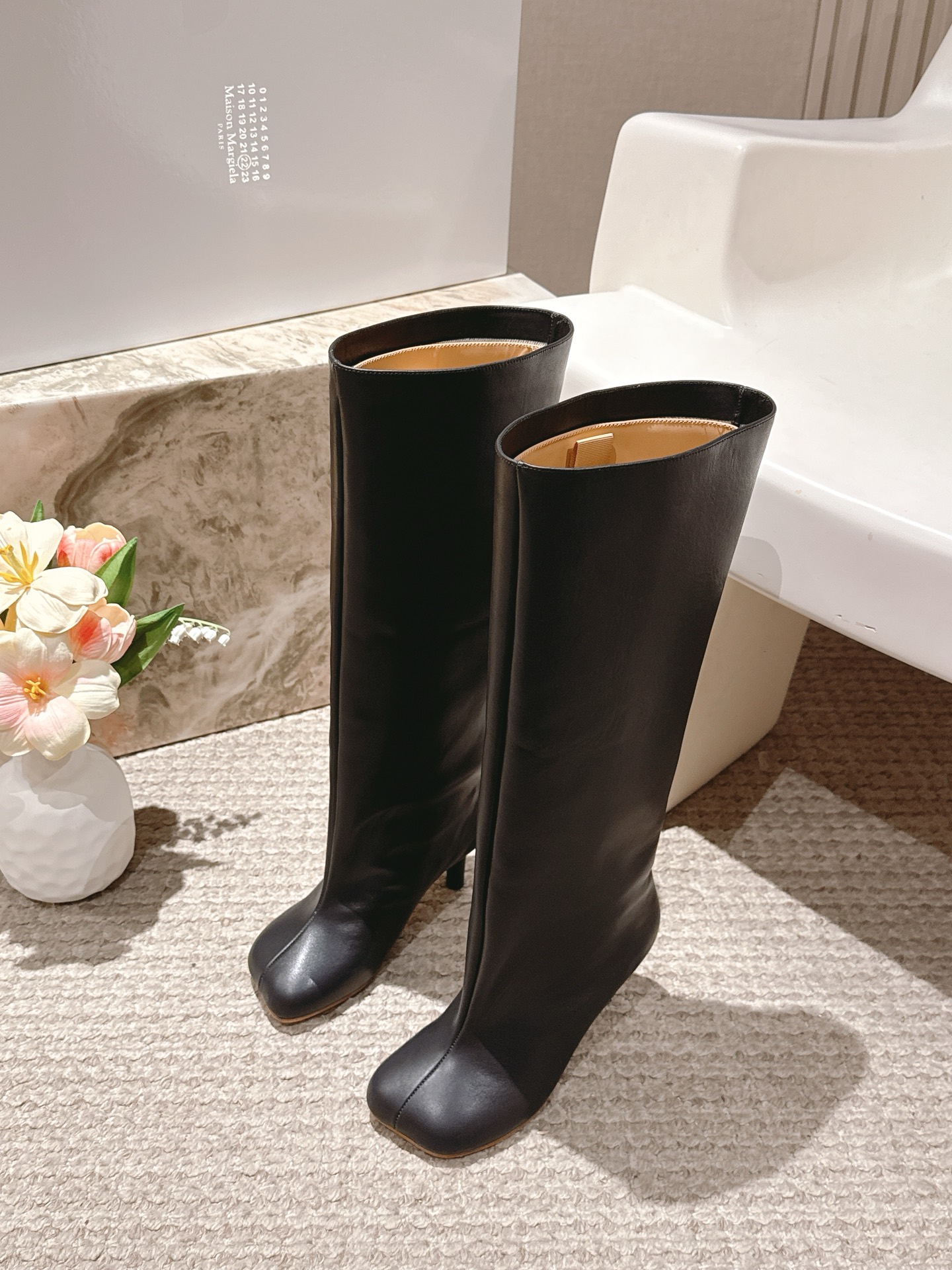 NO:558992,I really love the new MM6 25 early autumn high boots. The cowhide boots don’t look too good on your feet, okay?  Cowhide upper, cowhide lining, genuine leather outsole Size: 35-39 (40.41 customized) Comes with original packaging, boots, masion margiela, boots, cowhide, Leather soles19860909MM6 25早秋新款高筒靴真的太爱了 牛皮长靴款 上脚真的不要太好看好吗？ 鞋面牛皮 内里牛皮 真皮大底 码数:35-39 (40.41定做) 配原版一致包装,靴子,masion margiela,boots,cowhide,Leather soles,Women's Shoes