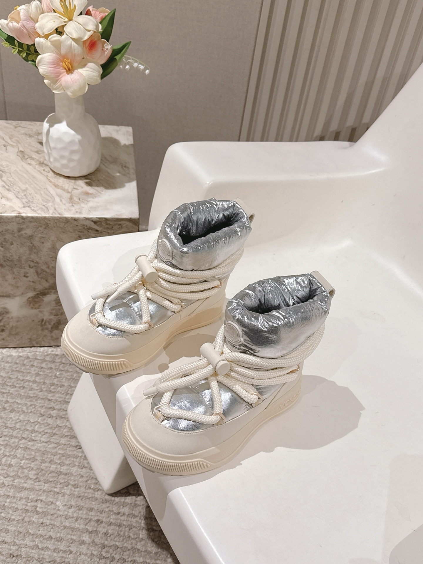 NO:559061,Moncler Moncler/Moncler Altive Series Outdoor Thick Sole Casual Snow Boots Original purchase, development and production This Moncler Altive sneaker easily combines comfortable design and protection. It is equipped with a waterproof coated ski cloth upper, a wool fleece lining, a TPU combination anti-slip sole for added flexibility, and a VibramMEGAGRIP composite sole that gives the shoe grip and durability. The Ortholite insole is easy to clean, while enhancing the permeability of the shoe and providing a comfortable cushioning effect.  Size 35-41 (40.41 customized), snow boots, Moncler, Moncler, boots, sneakers19860909Moncler盟可睐/蒙口Moncler Altive系列 户外 厚底 休闲雪地靴鞋 原版购入开发 做货 这款Moncler Altive运动鞋轻松融合舒适设计与保护性.搭配防水涂层滑雪布鞋面,羊毛绒布内里,TPU组合防滑底倍添灵活性,VibramMEGAGRIP复合底面赋予鞋履抓地力和耐久性. Ortholite鞋垫易于清洗,同时可增强鞋履的通透性,并提供舒适的缓冲效果 码数35-41（40.41定做）,雪地靴,Moncler,Moncler,boots,sneakers,Women's Shoes