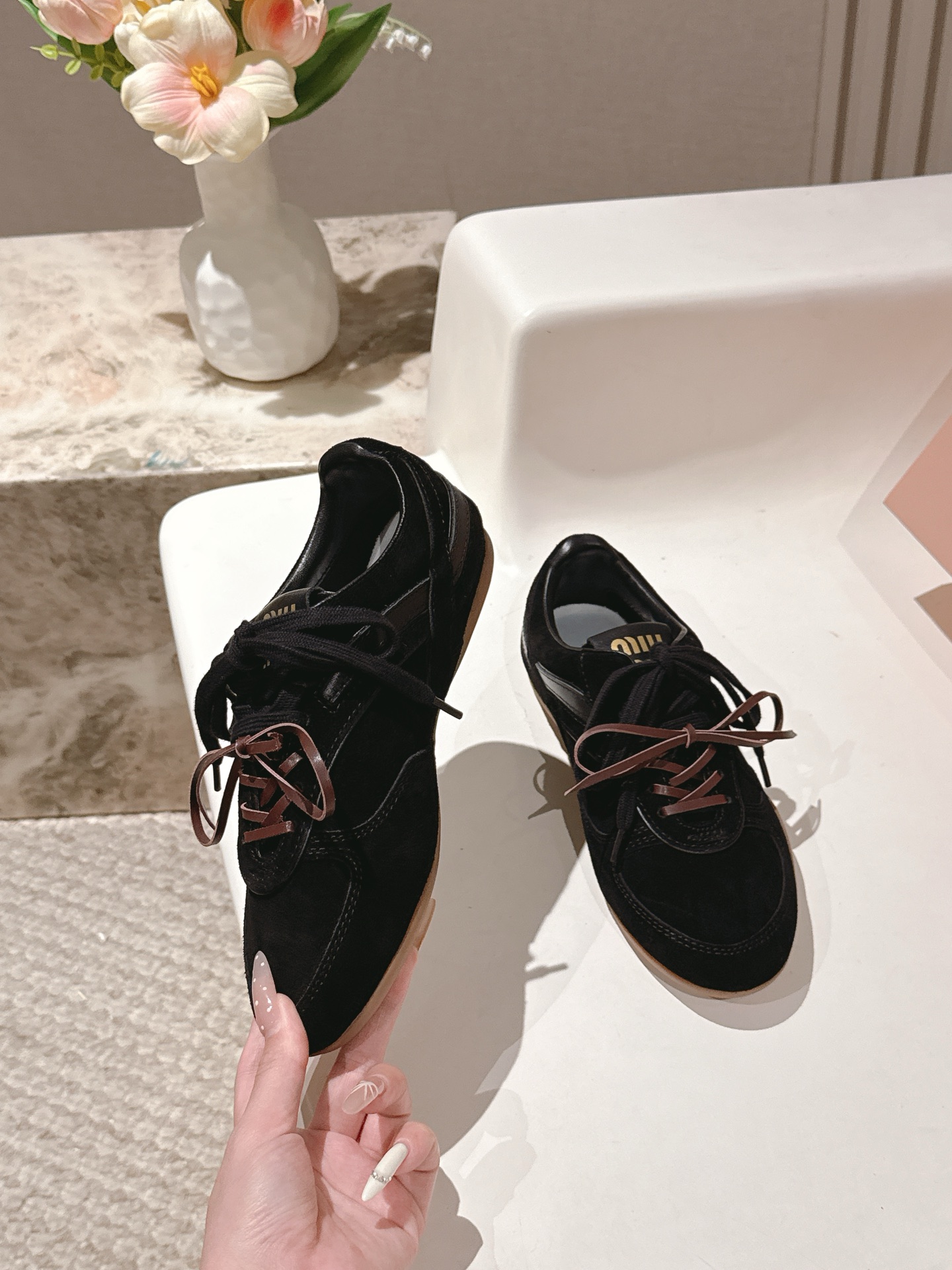 NO:562442,Maoli MiuMiu Miu Miu's latest American retro-style old casual moral training shoes ~ a popular sports shoe with good looks. A must-have ~ old fashion, simple and high-end. It is very comfortable to match with casually. It is a must-buy for the year  The latest catwalk sports dad shoes, popular among domestic and foreign bloggers, are the Xiaohongshu Zhongcao series, which are retro and fashionable. The simple sports sneaker design and highly recognizable tongue create a sweet casual style of Buddhist style~~ The footwear is full of atmosphere and can be matched casually. The mainstream double shoelace design focuses on a fashion. Upper cowhide/nubuck leather. Lining wool. High flat sole. Original model size 35-40 (40)  Customized (non-refundable), casual shoes/sports shoes, miumiu, sneakers, cowhide19860909毛里 MiuMiu缪缪最新款美式复古风老休闲德训鞋 ~ 颜值担当火爆款运动鞋 不得不入的一款～做旧时尚,简约高级 随意搭配上脚非常舒适,年度必入款 最新走秀款运动老爹鞋国内外博主刷爆的一款,小红书种草系列,复古又时髦上脚美炸了简约的运动板鞋设计,极具辨识度的鞋舌,打造佛系甜美的休闲风~~上脚气场十足随意搭配 主流双鞋带设计 主打一个时尚 鞋面牛皮/磨砂皮 内里羊毛 跟高平底 大底原版开模 Size35-40（40 定做不退换）,休闲鞋/运动鞋,miumiu,sneakers,cowhide,Women's Shoes