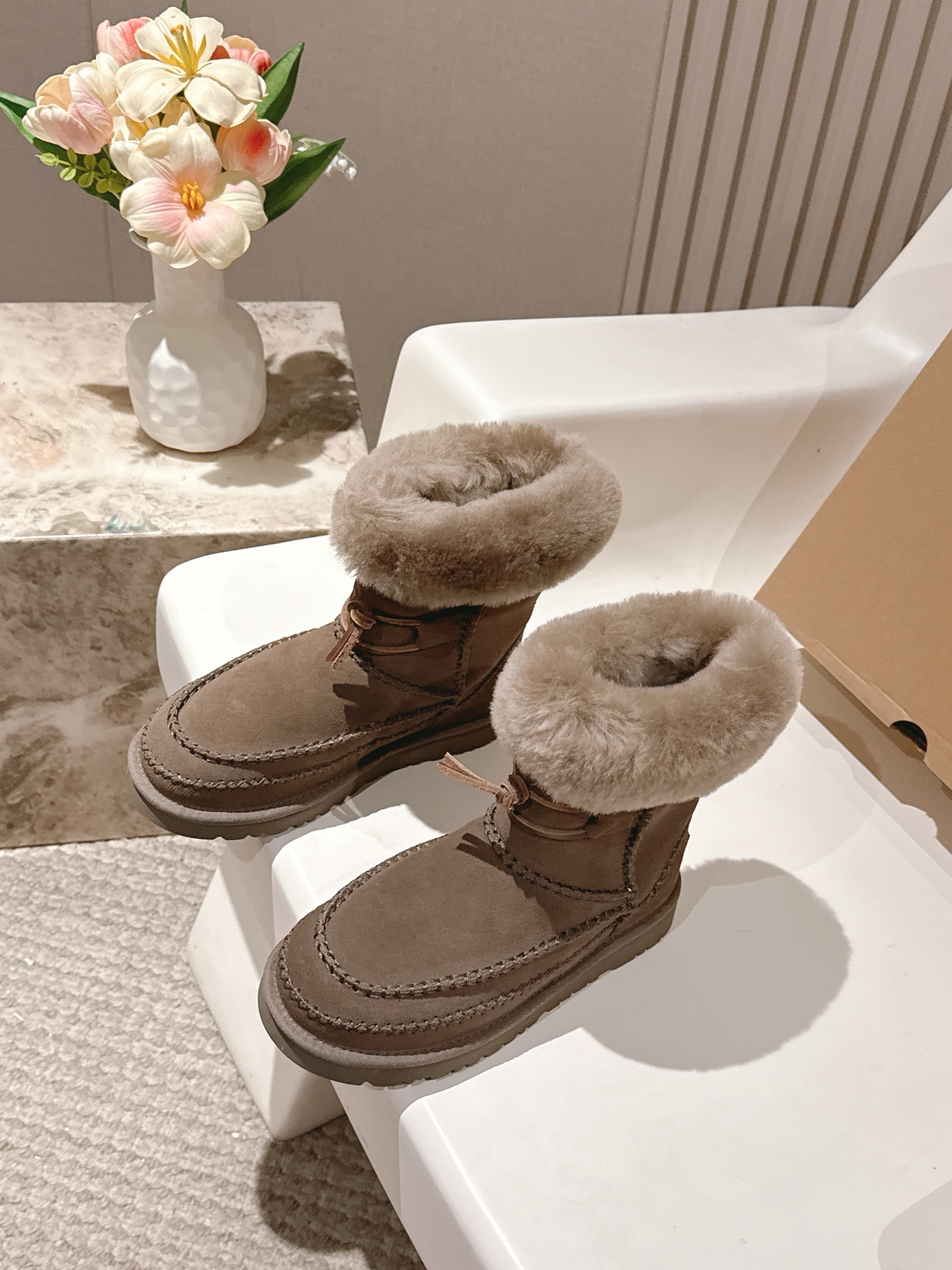 NO:562428,UGG |25 2025 autumn and winter new lace-up thick-soled wool snow boots, warm and new, BS autumn and winter warmth artifact, the first choice for cold resistance, wool snow boots, made of high-quality waterproof fabrics, precise design, super beautiful!  It’s definitely love at first sight!  Fashionable and versatile, a must-have for everyone!  ━━━━━ t ━━━━━ Specific sheepskin leather upper fabric Lining: Australian wool lining Sole height 5cm Outsole Original molded rubber foam outsole Shoe size: 35-39 (40. Customized, non-returnable, snow boots, boots, sheep19860909UGG |25 2025秋冬新品绑带厚底羊毛雪地靴 温暖上新 BS秋冬保暖神器抗寒首选羊毛雪地靴,采用优质的防水面料 精准的设计 超级美！绝对是一见钟情款！时尚百搭,人手必备！ ━━━━━ t ━━━━━ 鞋面特定羊猄皮面料  内里: 澳洲羊毛内里 底高5cm 大底原版开模橡胶发泡大底 鞋码: 35-39(40.定制不退换,雪地靴,boots,sheep,Women's Shoes