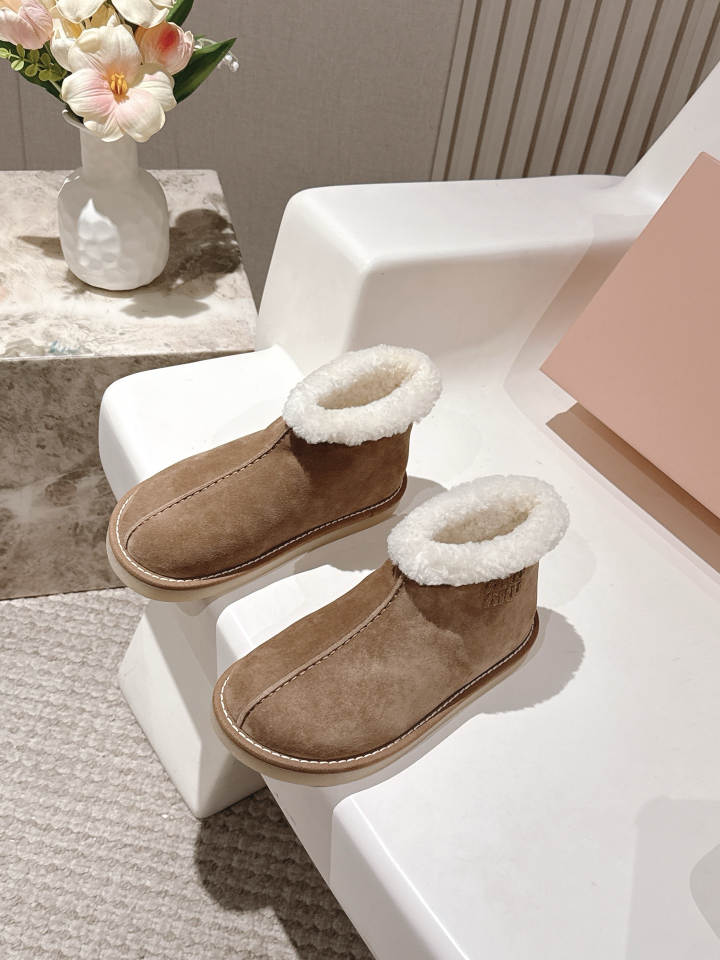 NO:562433,The upgraded version of MIU MIU Miu Miu's super hot little potato snow boots is here!  Its unique shallow mouth design can be easily matched with various clothing, whether it is casual jeans or a cute skirt, it can show just the right sense of fashion. Adhering to consistent high-quality craftsmanship, the upper is made of high-grade cow suede, which is delicate and soft, perfectly fits the foot shape, and provides unparalleled comfort. The inner part is designed with luxurious sheepskin integrated small curls, which is warm and skin-friendly, making the cold weather feel as warm as spring.  Equipped with a non-slip rubber outsole, it is specially designed for wet weather, so you can feel stable and confident no matter where you walk. The unique design on the bottom not only adds a touch of fun, but also highlights the fashionable atmosphere of the brand. Size 35-39 40.41 Customized, snow boots, miumiu, boots, skirts, jeans, sheepskin19860909MIU MIU缪缪 韩里韩气超火小土豆雪地靴升级版来啦！ 其独特的浅口设计,轻松搭配各种服饰,无论是休闲的牛仔裤还是可爱的裙子,都能展示出恰到好处的时尚感. 秉持一贯的优质工艺,鞋面采用高档牛翻毛,细腻柔软,完美贴合脚型,无与伦比的舒适感.内里更是选用奢华羊皮毛一体的小卷毛设计,温暖而亲肤,让寒冷的天气也感受如春般的温暖. 配备防滑橡胶大底,专为湿润天气设计,无论走在哪里都能安稳自信.底面独特的设计,不仅增添了一丝趣味,更彰显品牌的时尚气息. 尺码35-39 40.41定做,雪地靴,miumiu,boots,skirts,jeans,sheepskin,Women's Shoes